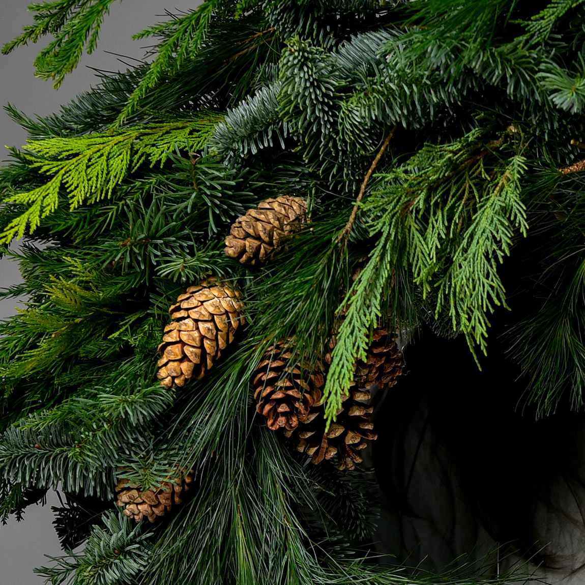 Aranjamente florale de Craciun - California Flowers, Coronita de Craciun cu pin si conuri, Californiaflowers.ro