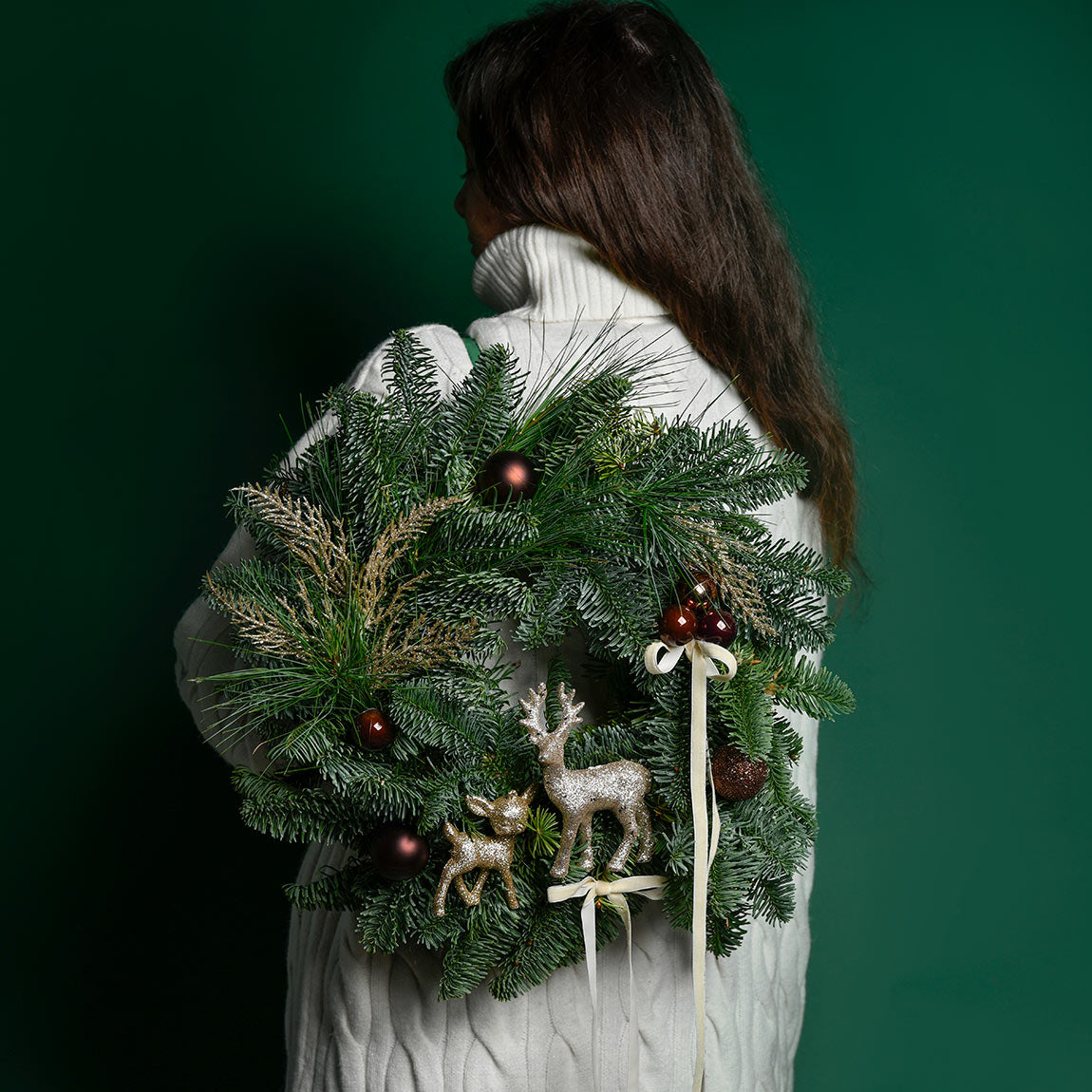 Florarie online - California Flowers ✅, Coronita de Craciun cu decoratiuni maro, Californiaflowers.ro