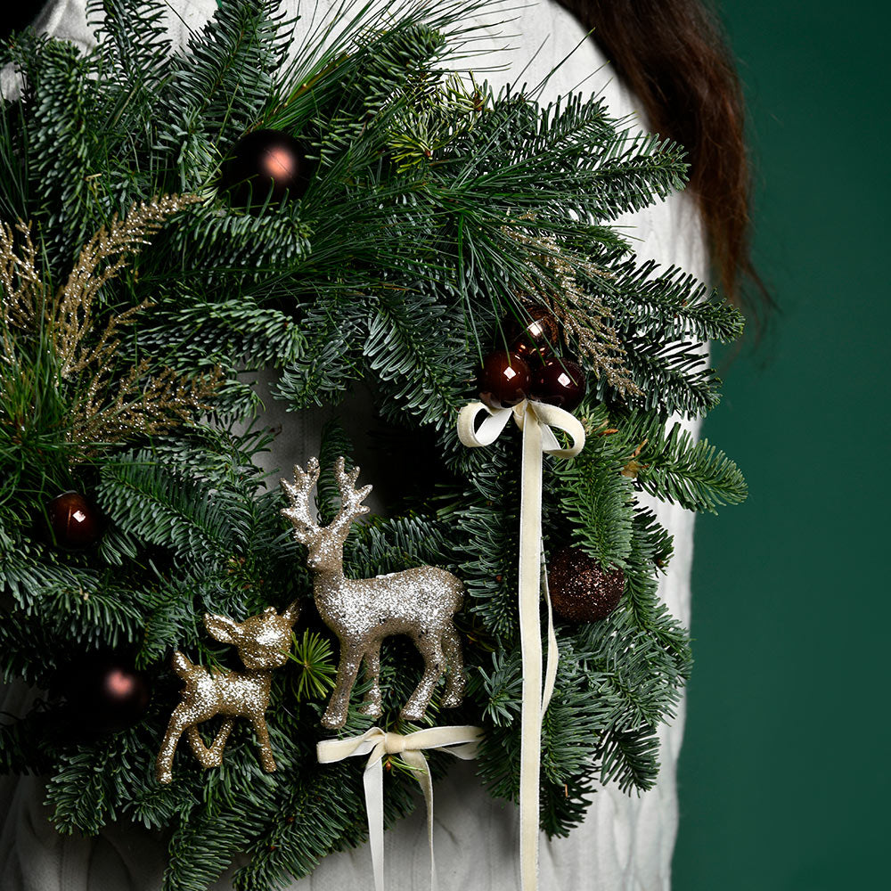 Florarie online - California Flowers ✅, Coronita de Craciun cu decoratiuni maro, Californiaflowers.ro