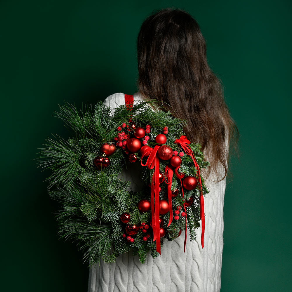 Florarie online - California Flowers ✅, Coronita de Craciun cu decoratiuni rosii, Californiaflowers.ro