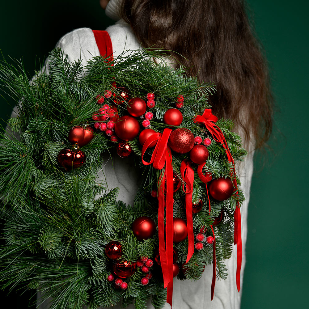 Florarie online - California Flowers ✅, Coronita de Craciun cu decoratiuni rosii, Californiaflowers.ro