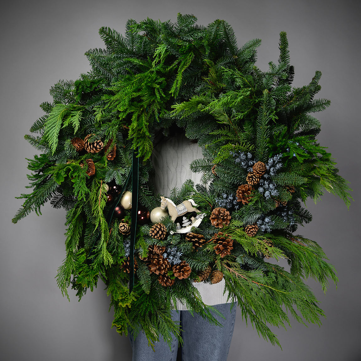 Aranjamente florale de Craciun - California Flowers, Coronita de Craciun cu pin si decoratiune ceramica, Californiaflowers.ro