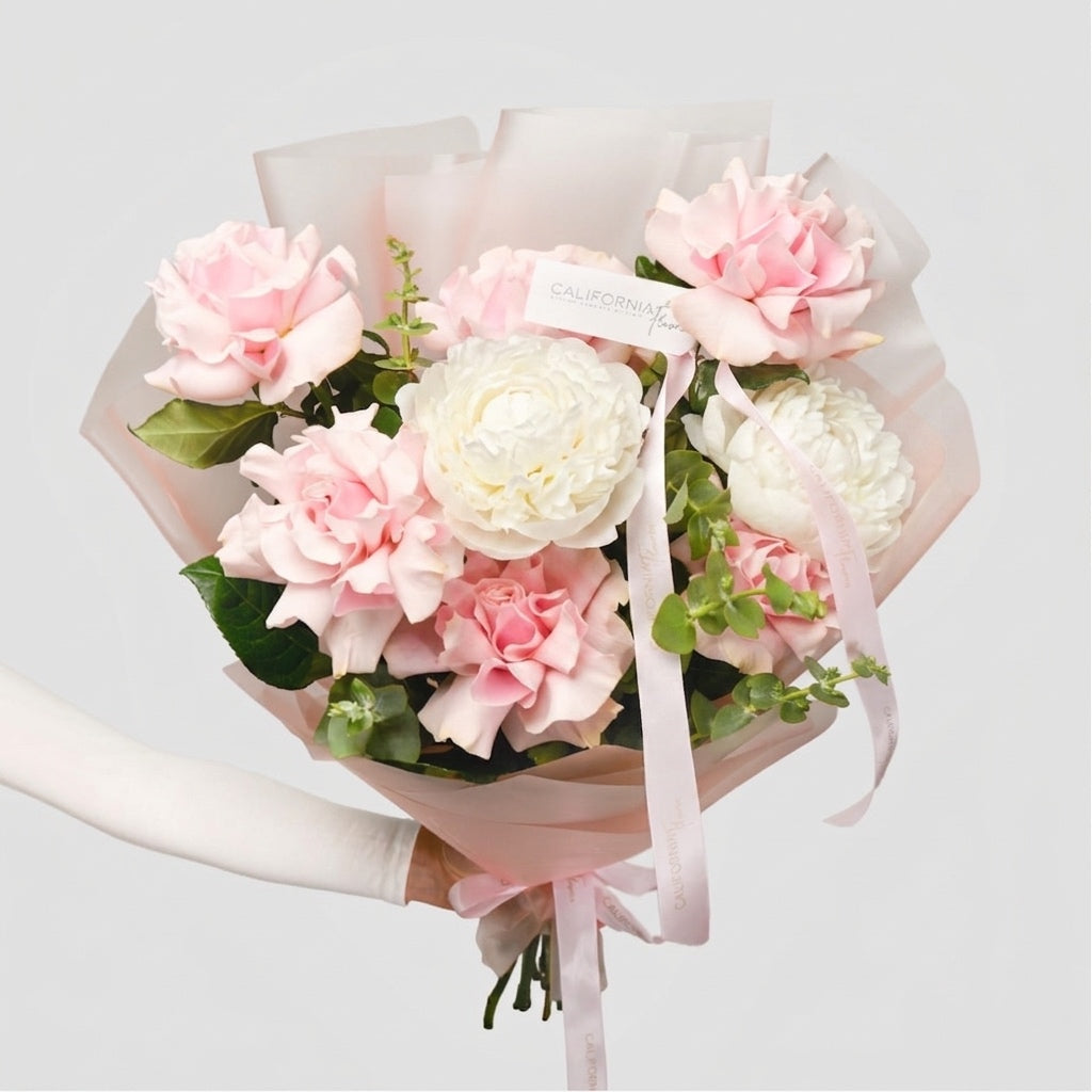 Florarie online - California Flowers ✅, Buchet cu trandafiri speciali și bujori, Californiaflowers.ro