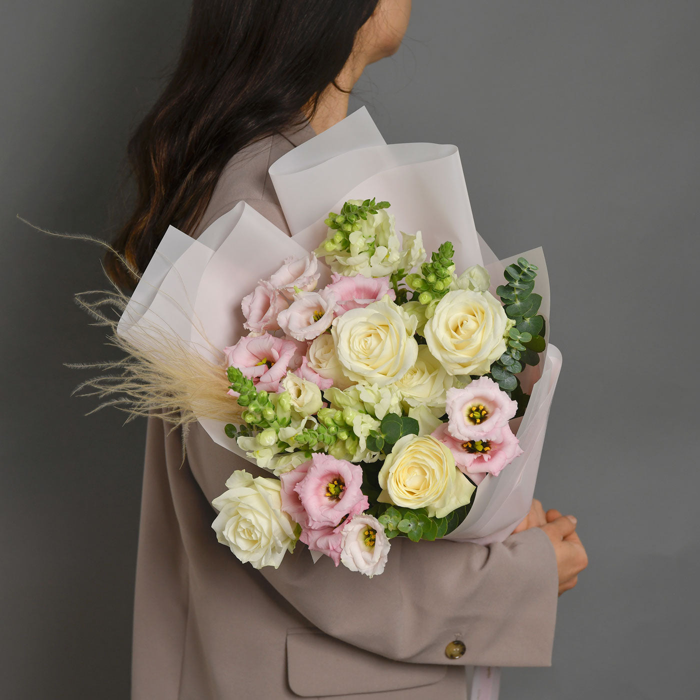 Buchet trandafiri albi, lisianthus si antirrhinum, 2