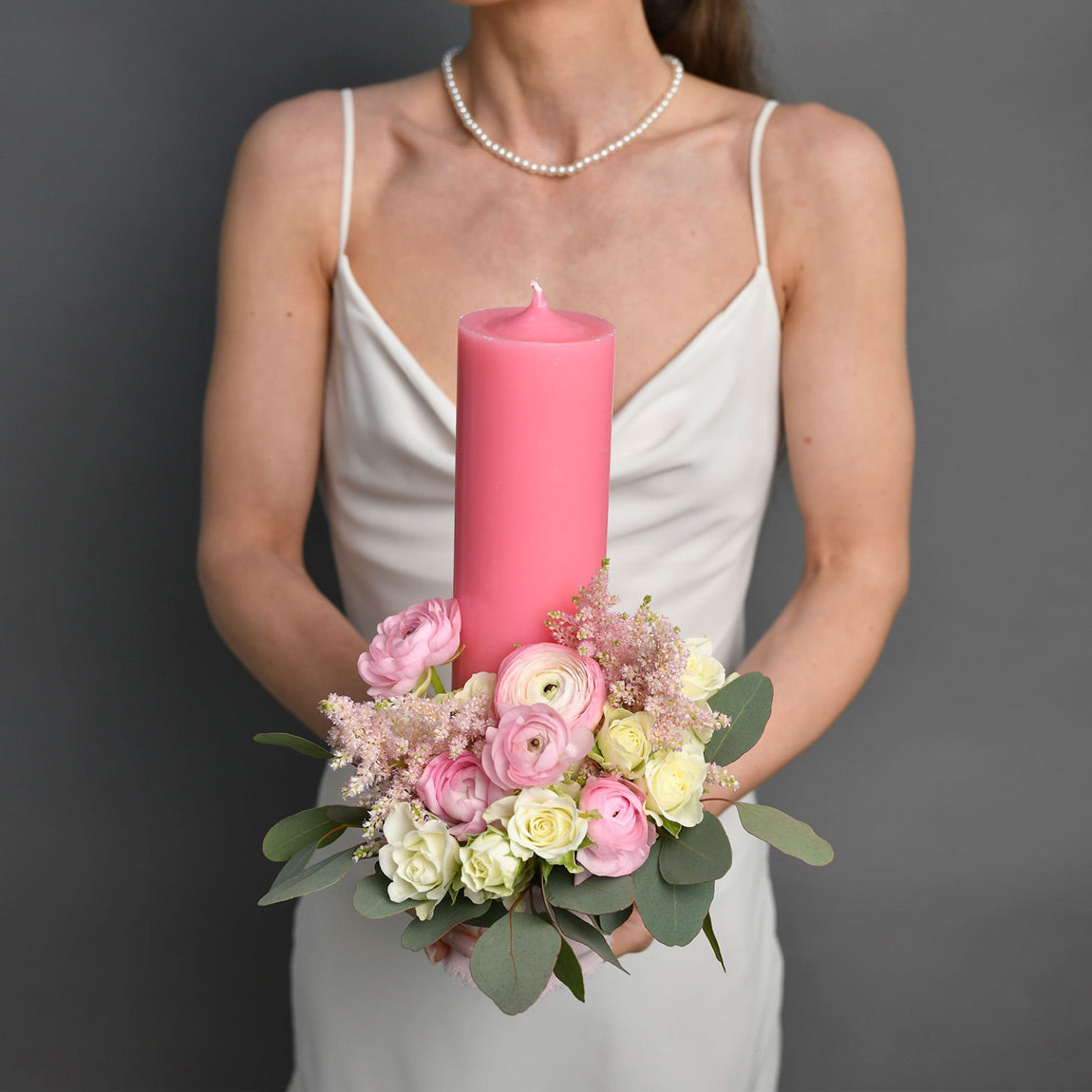 Lumanari botez flori naturale - California Flowers, Lumanare botez fetita cu ranunculus roz si astillbe, Californiaflowers.ro