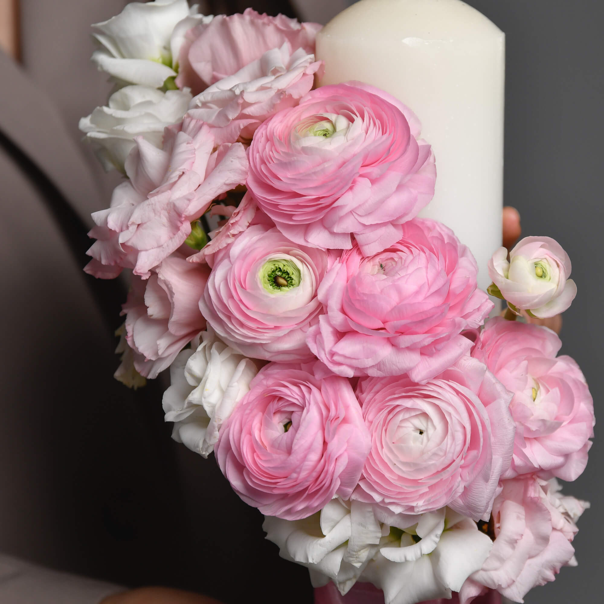 Lumanari de cununie cu ranunculus si lisianthus roz, 3, Californiaflowers.ro