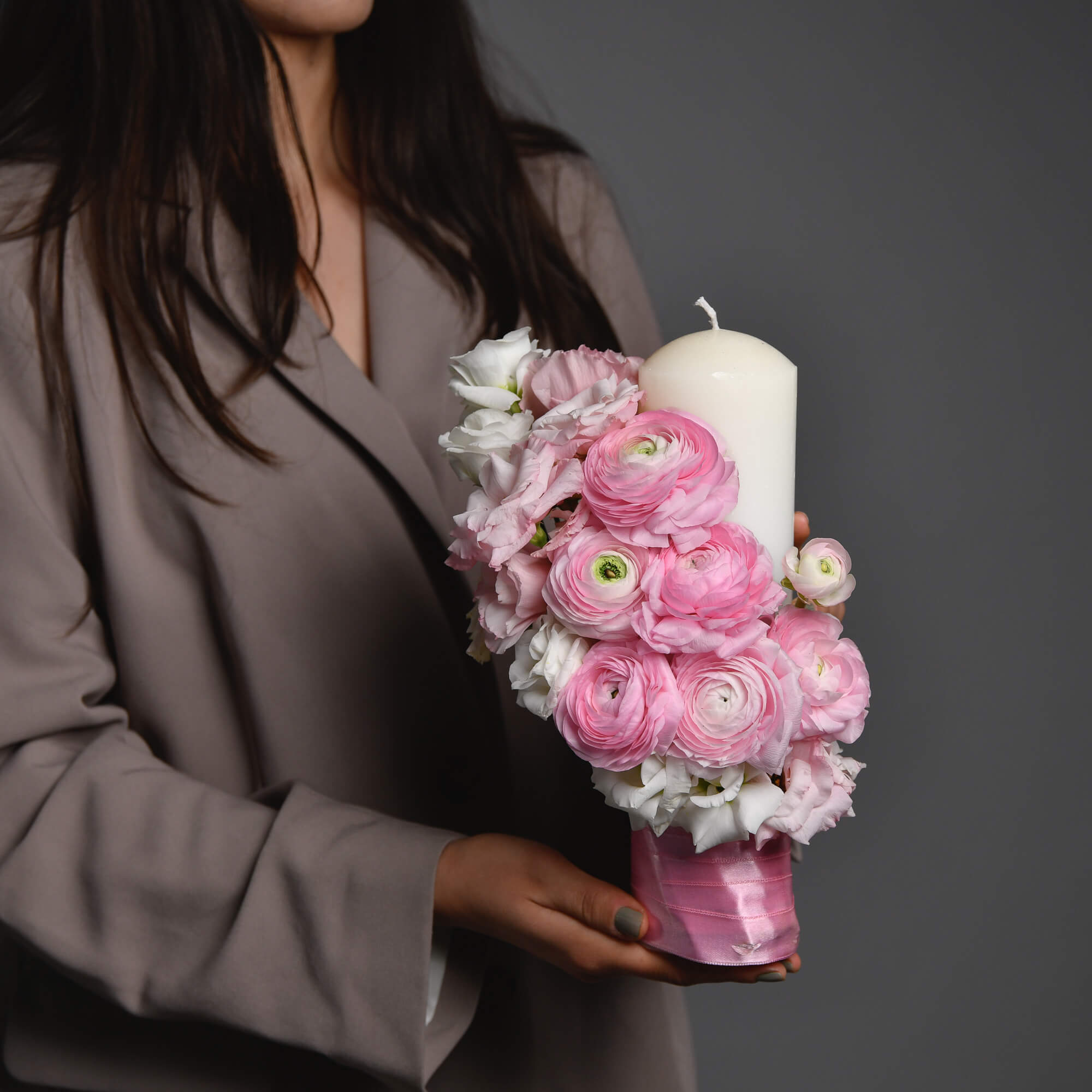 Lumanari de cununie cu ranunculus si lisianthus roz, 4, Californiaflowers.ro