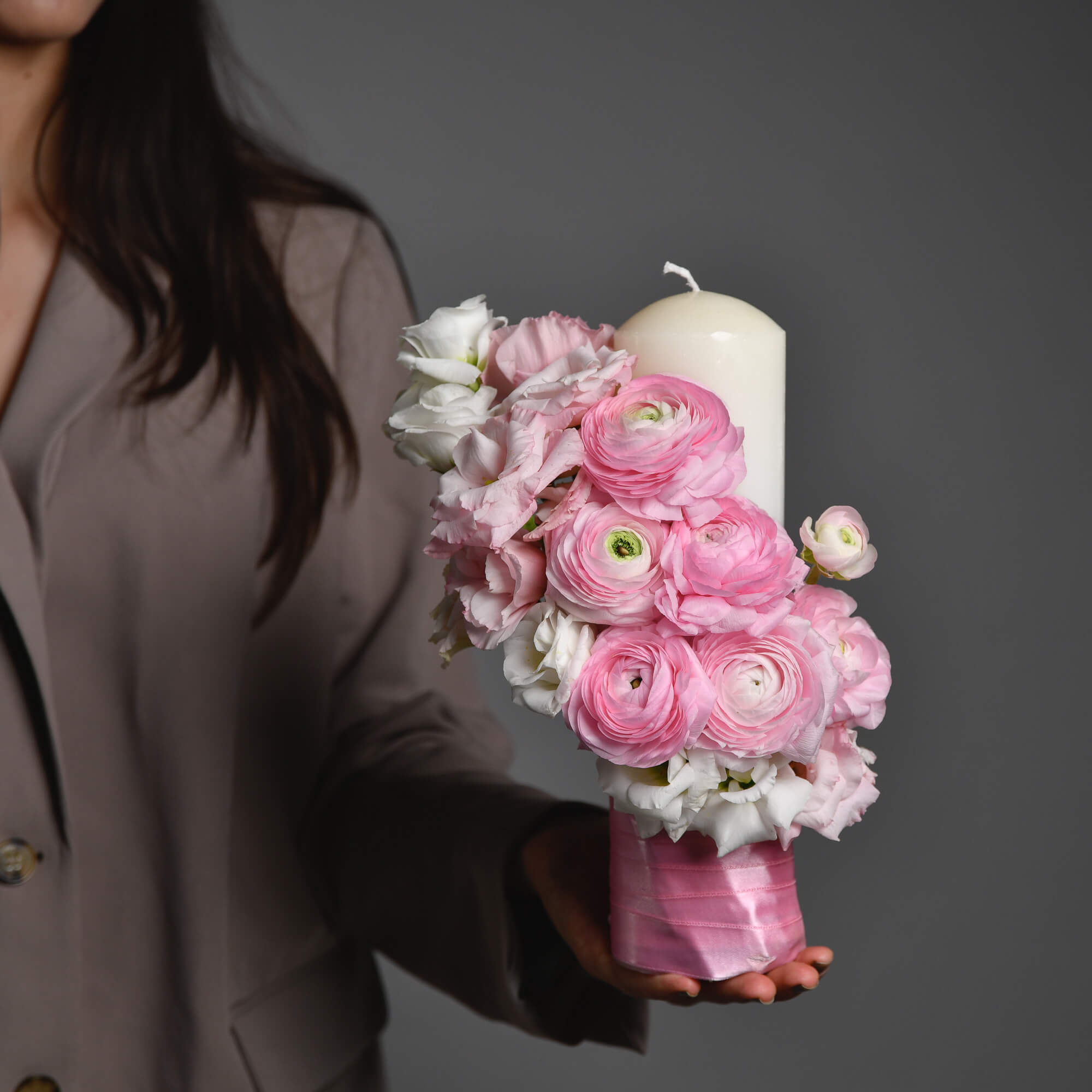 Lumanari de cununie cu ranunculus si lisianthus roz, 5, Californiaflowers.ro