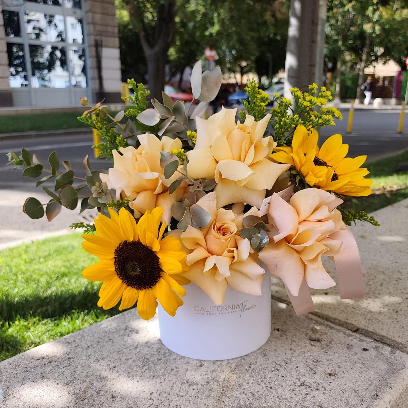 Florarie online - California Flowers ✅, Aranjament Golden Hour, Californiaflowers.ro
