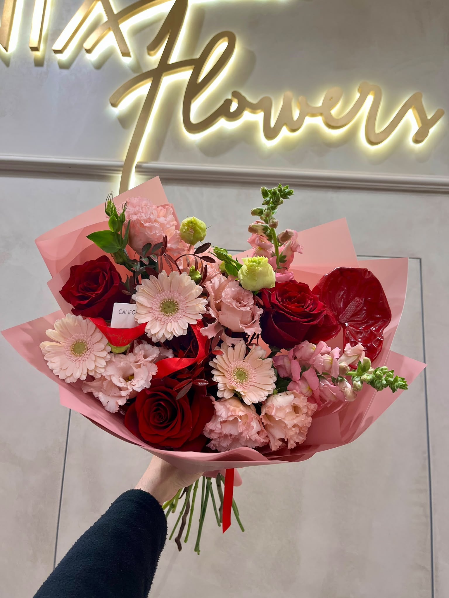 Buchet lisianthus, trandafiri si anthurium, 3, Californiaflowers.ro