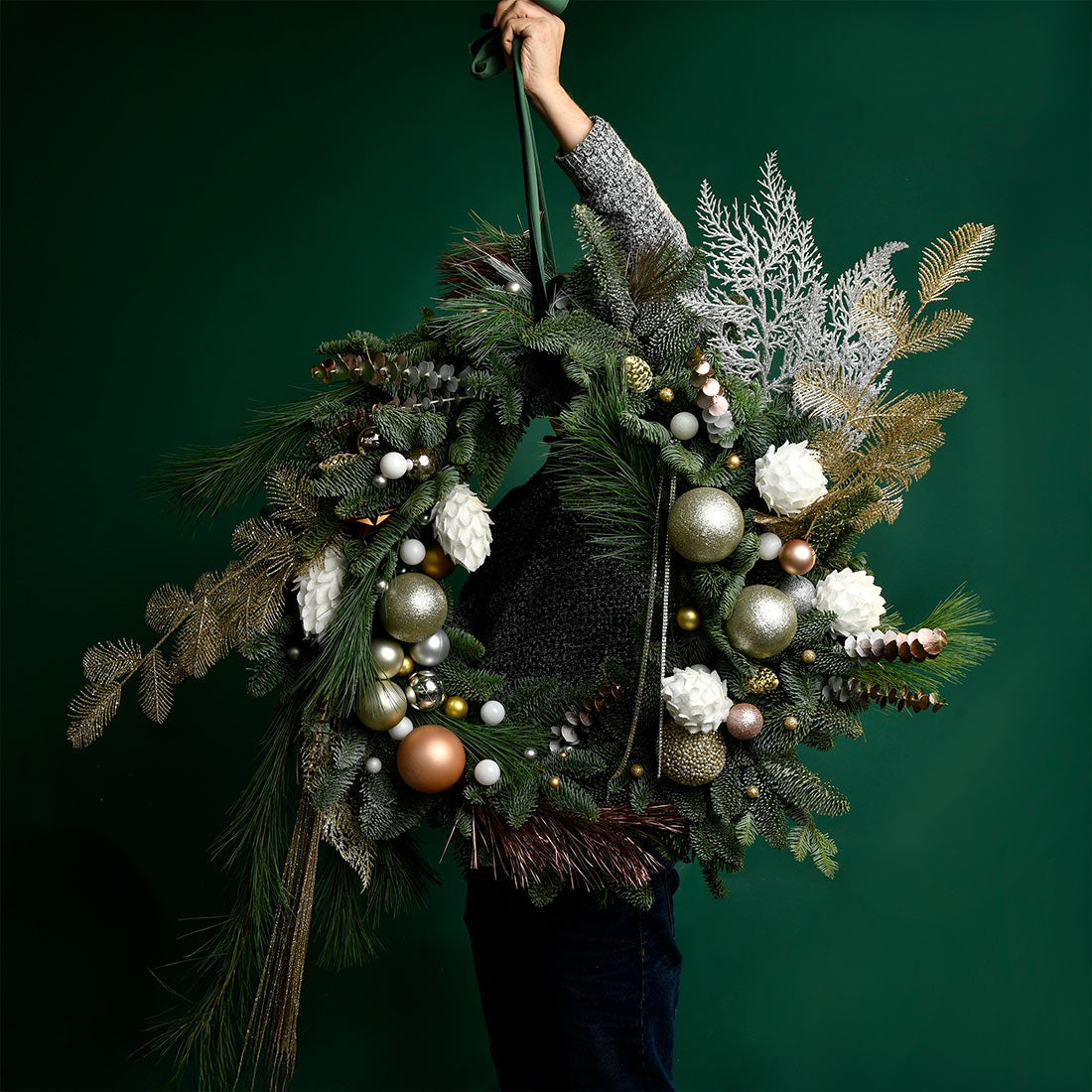 Christmas floral arrangements - California Flowers, Christmas wreath with fir tree and golden decorations, Californiaflowers.ro