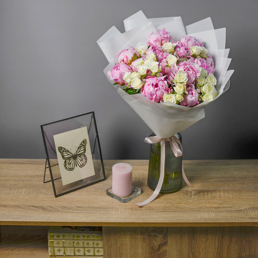 Buchet 15 bujori roz si miniroze albe, 3, Californiaflowers.ro