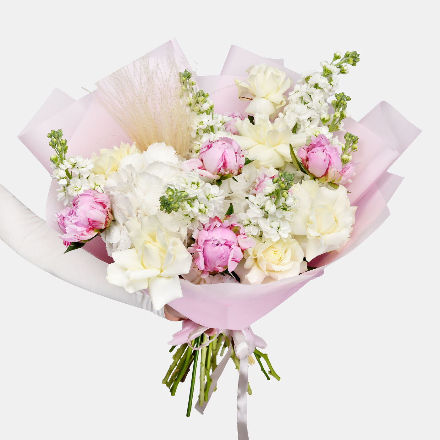 Buchet bujori naturali roz, trandafiri albi si matthiola, 1
