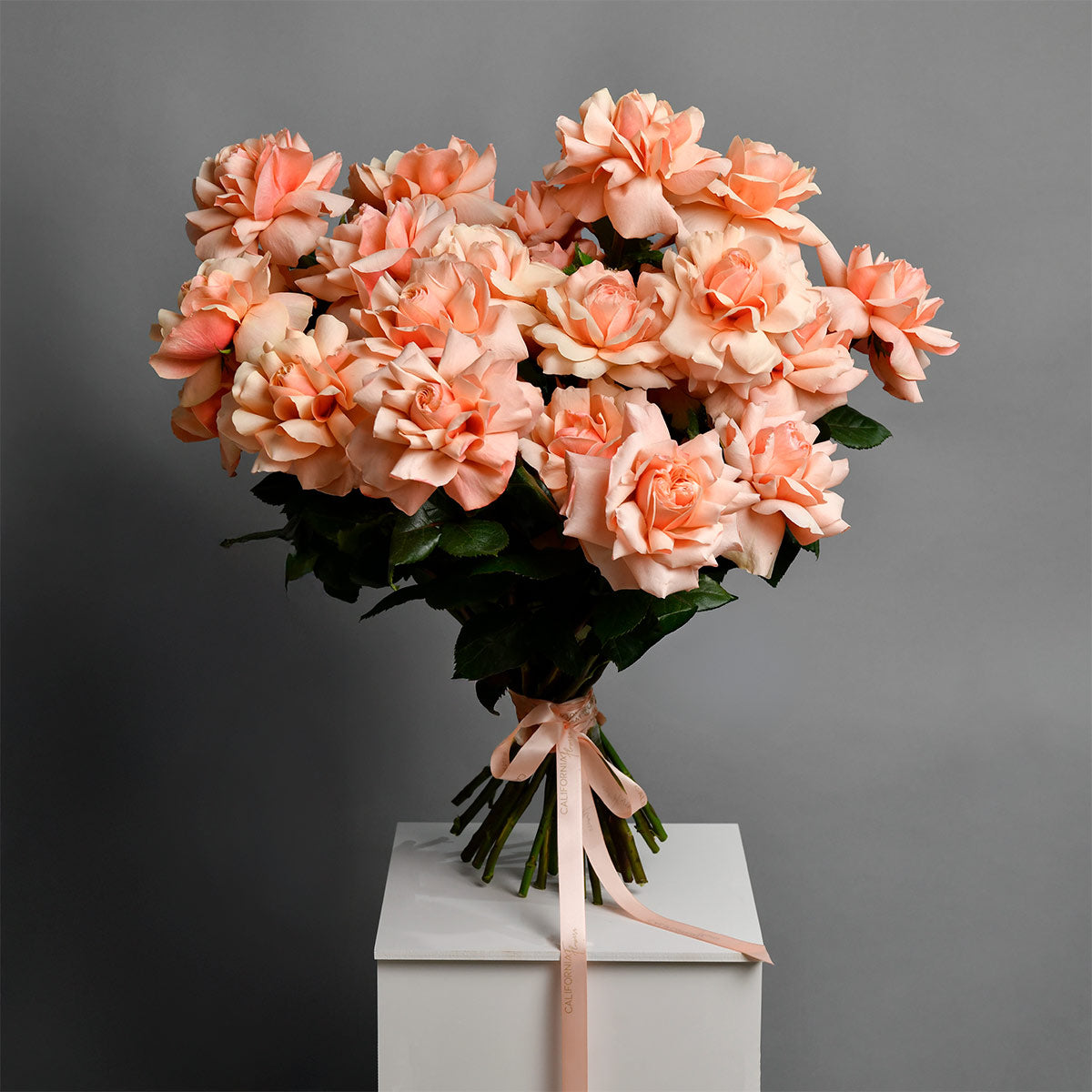 Buchet 25 trandafiri speciali peach, 5, Californiaflowers.ro