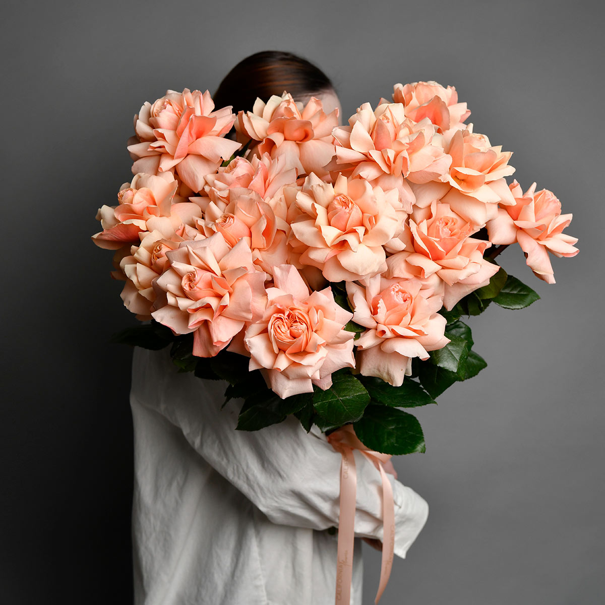 Buchet 25 trandafiri speciali peach, 3, Californiaflowers.ro