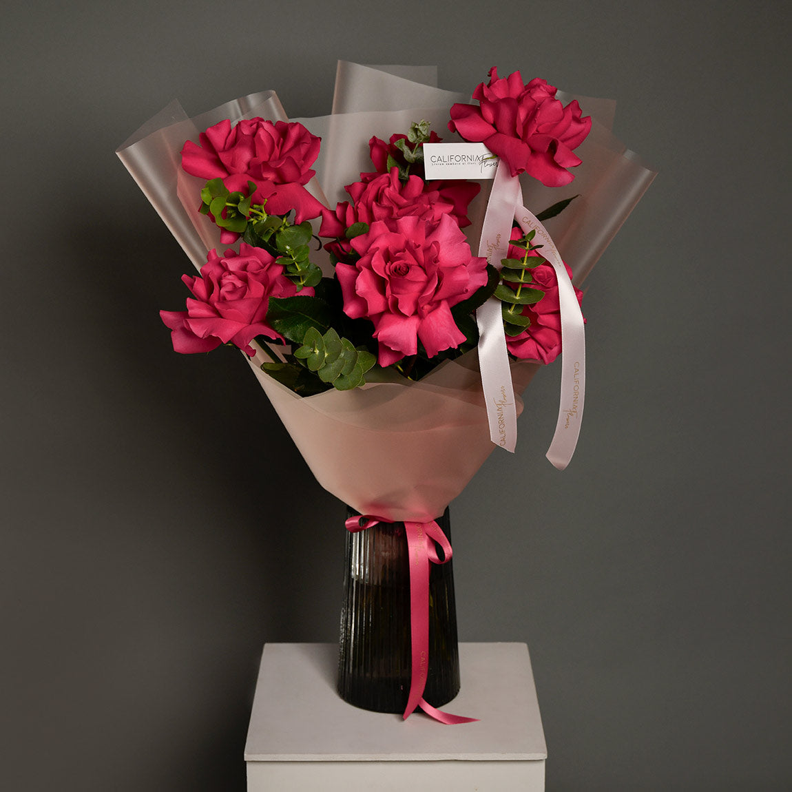 Buchet 7 trandafiri Pink speciali si eucalipt, 3, Californiaflowers.ro