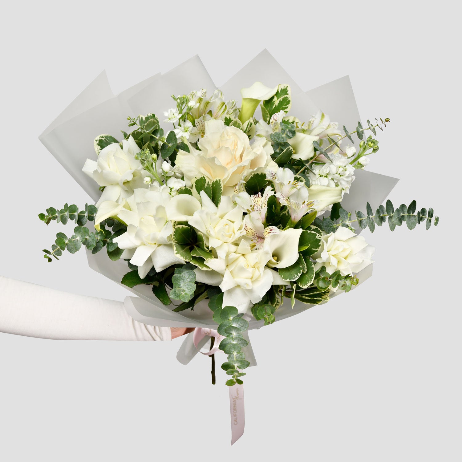 Bouquet of white roses, matthiola and calla