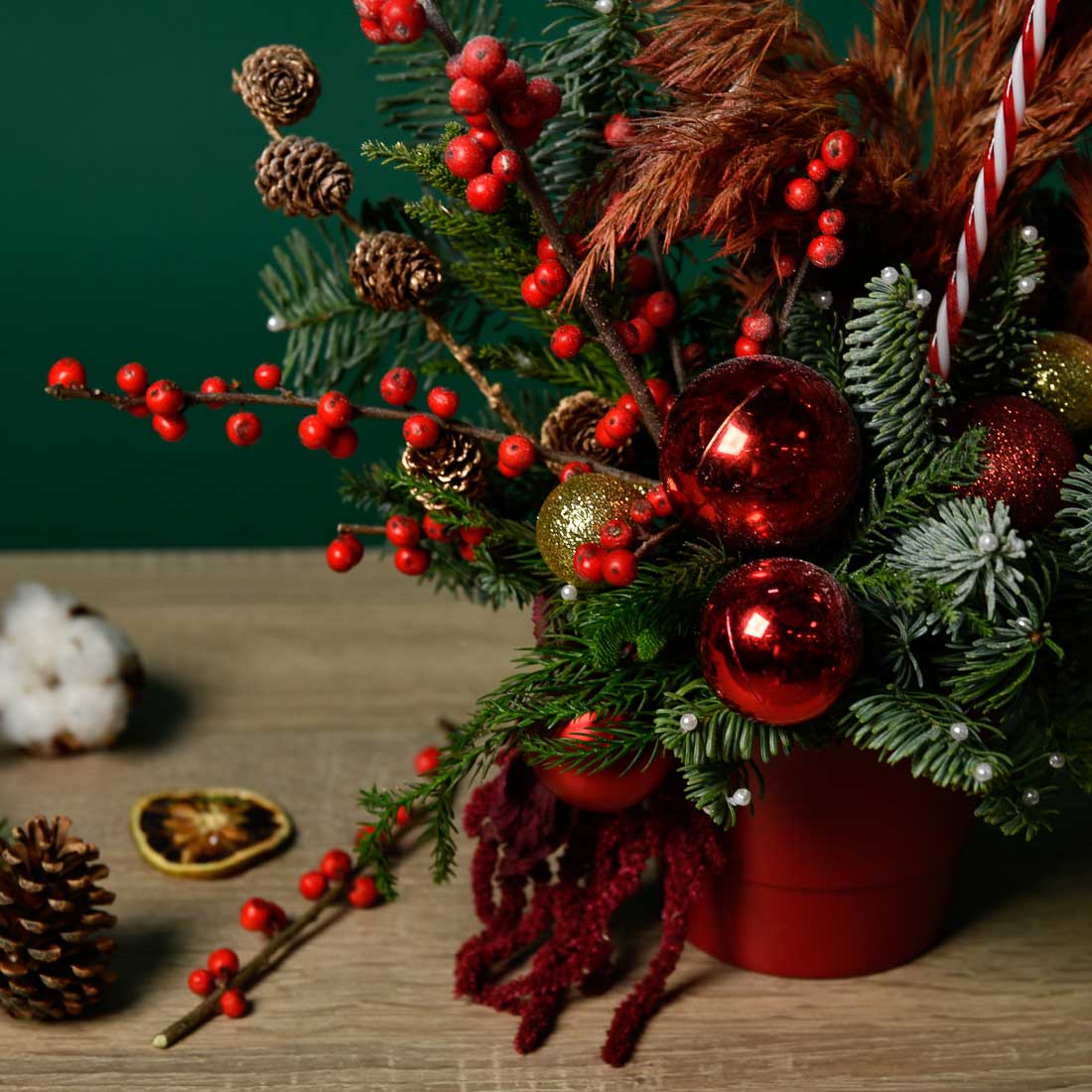 Arrangement with red globes and pampas, 4, Californiaflowers.ro