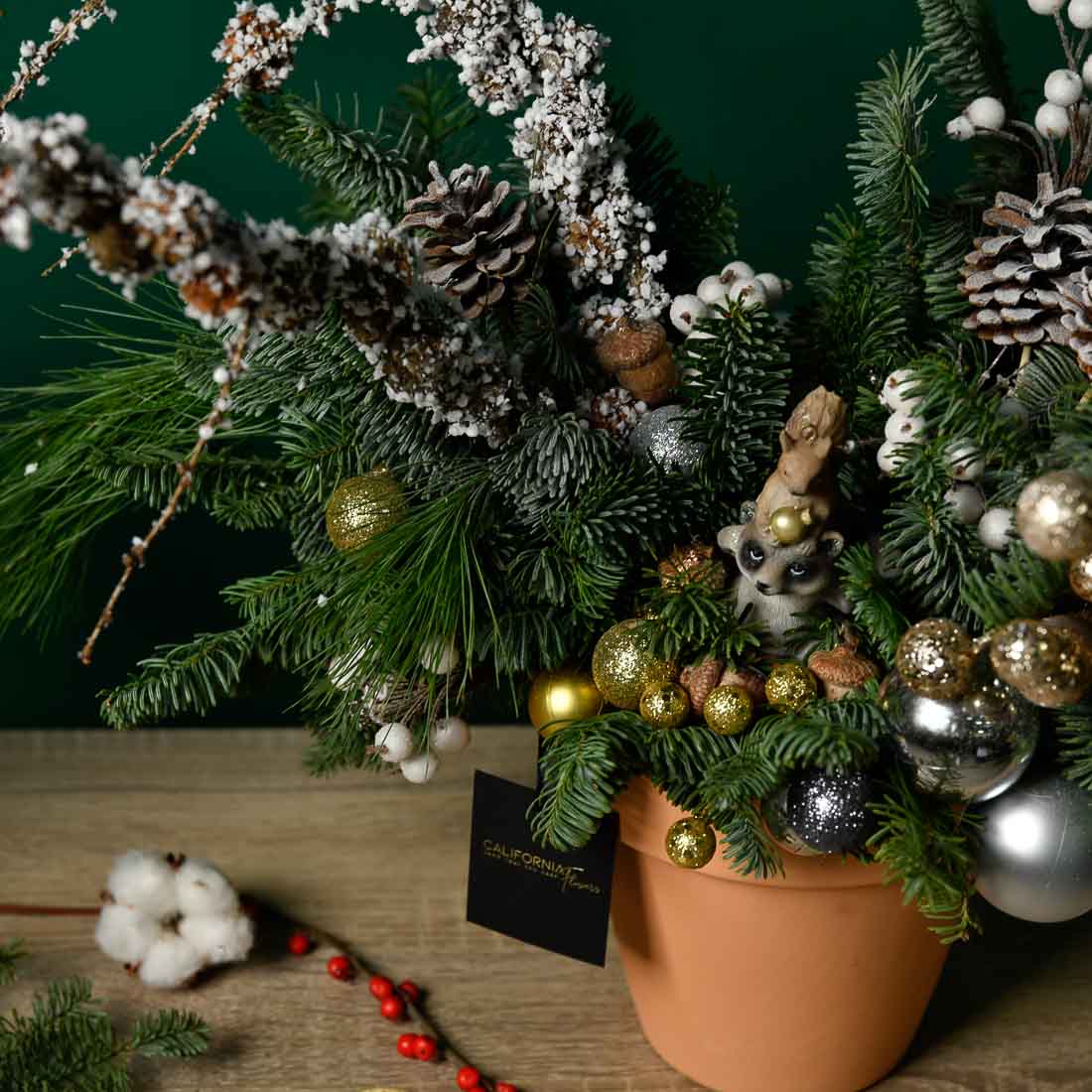 Golden and silver arrangement with Christmas tree and decorations, 4, Californiaflowers.ro