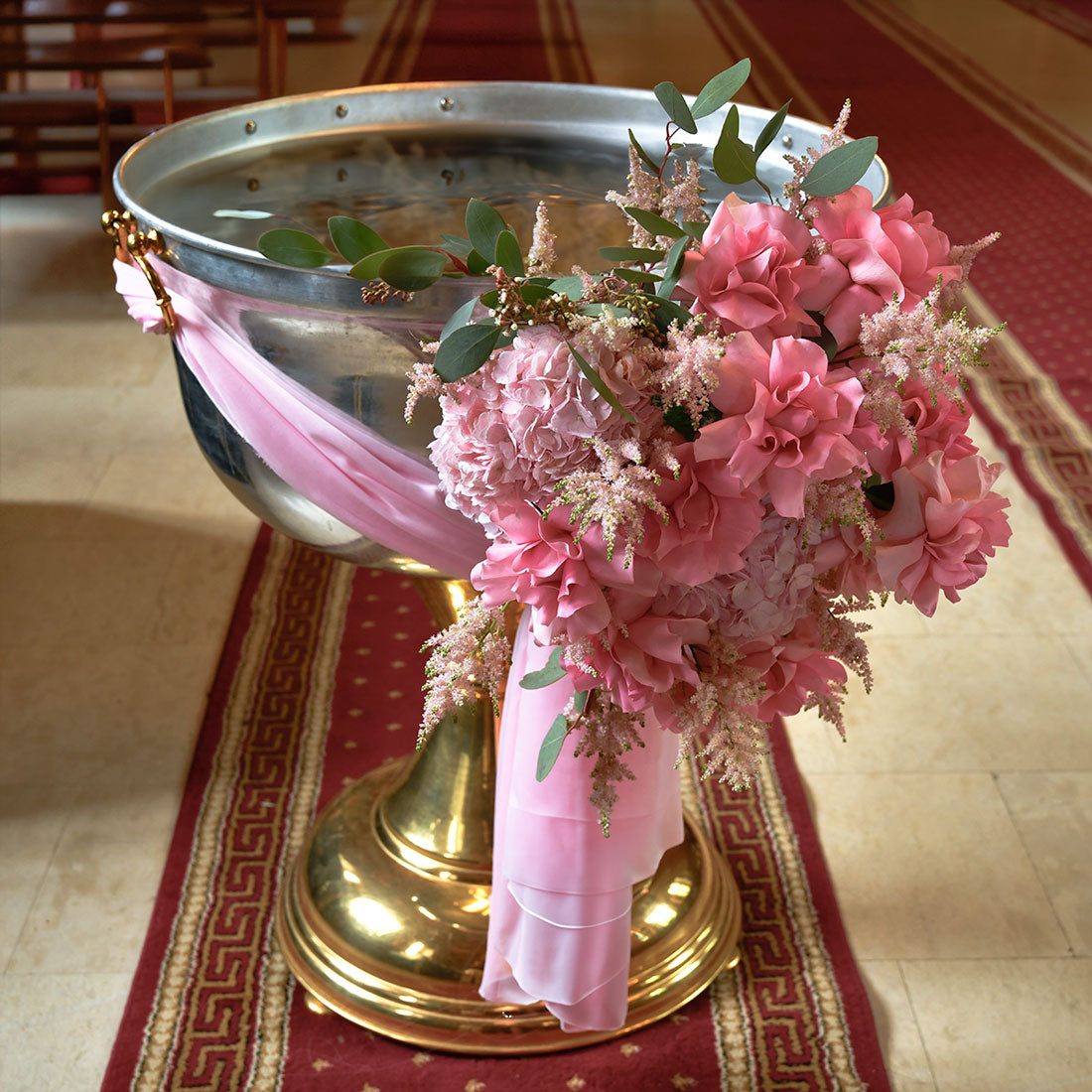 Aranjament cristelnita cu trandafiri roz speciali si astillbe, 1