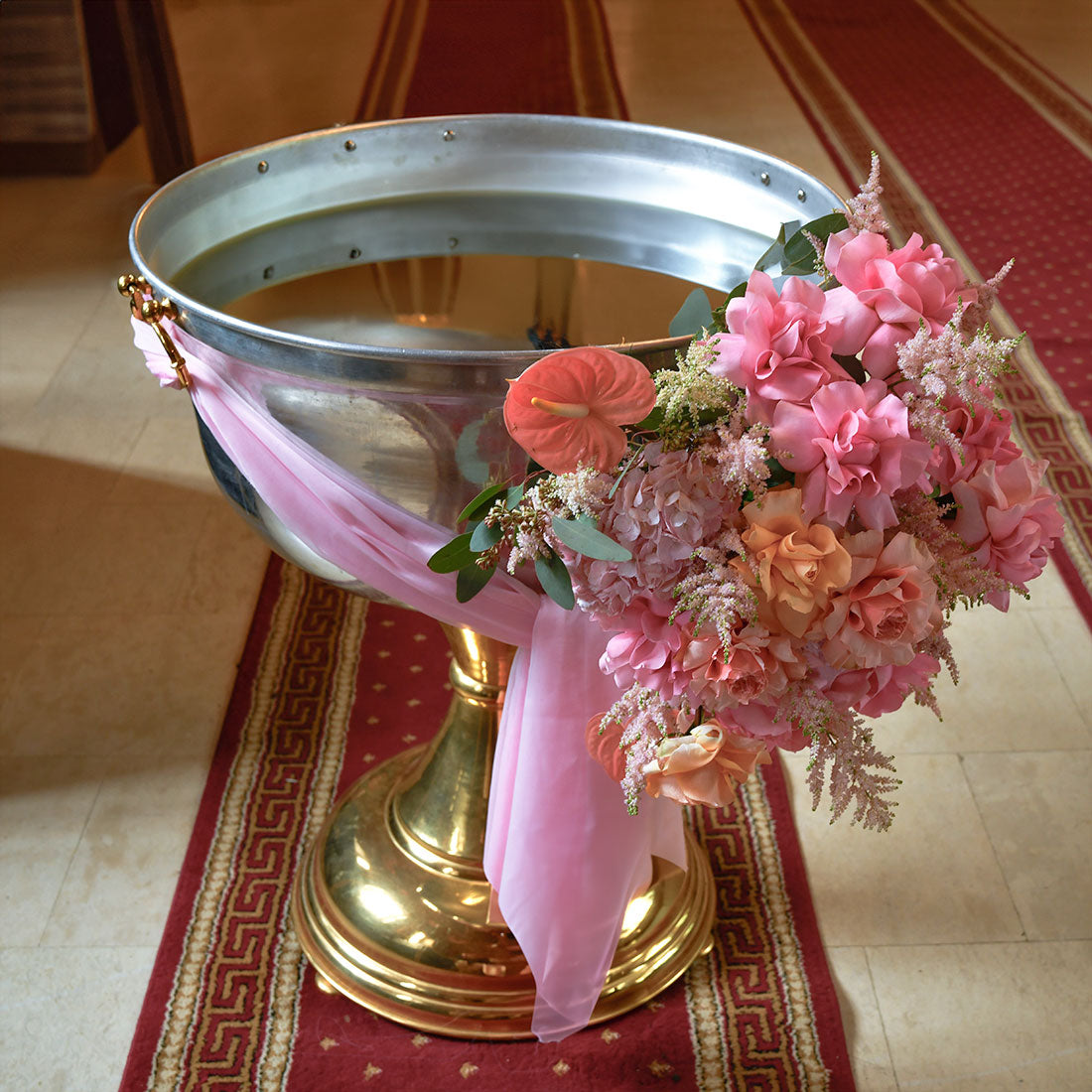 Aranjament cristelnita cu hortensie roz, trandafiri somon si astillbe, 1