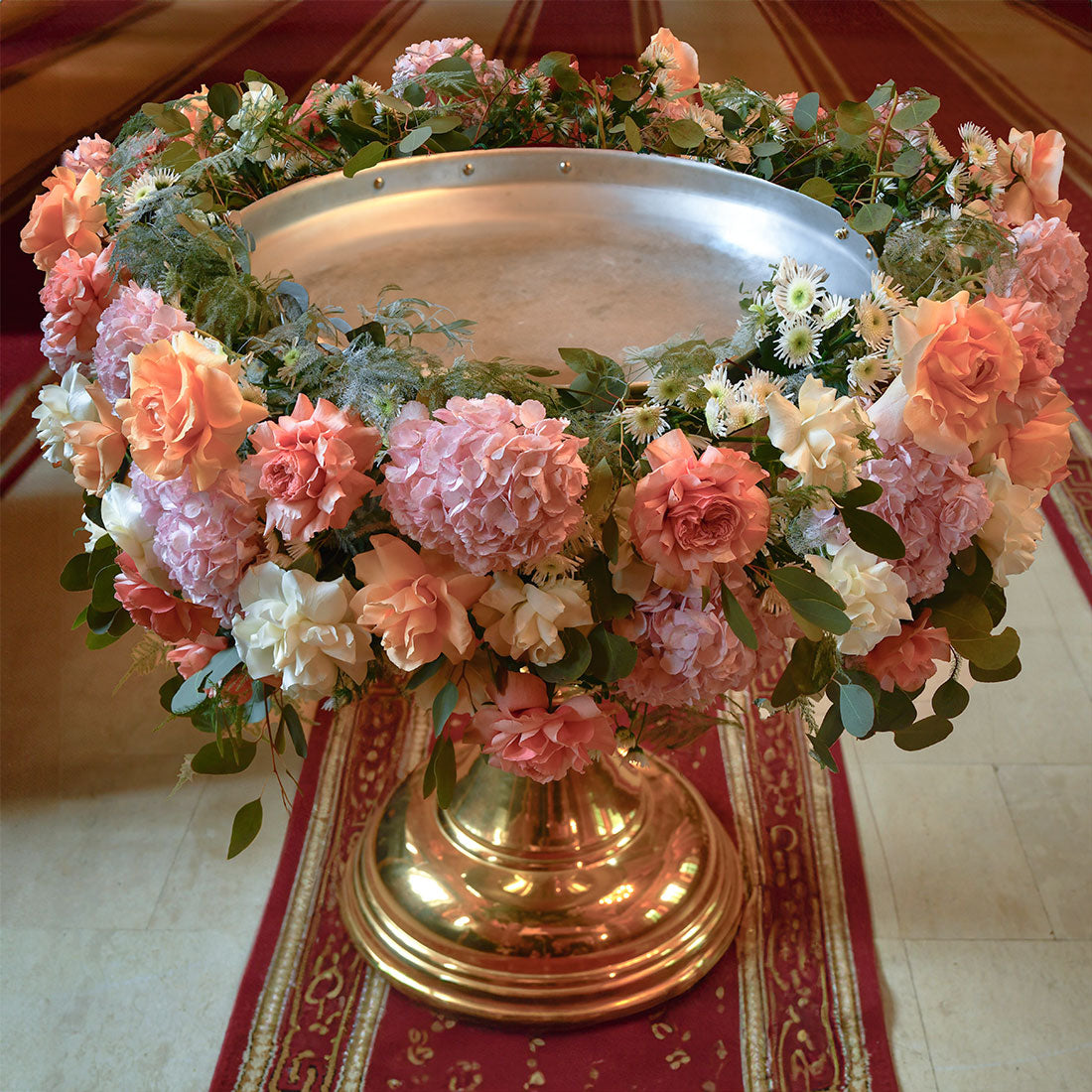 Aranjament cristelnita cu hortensie roz si trandafiri, 1