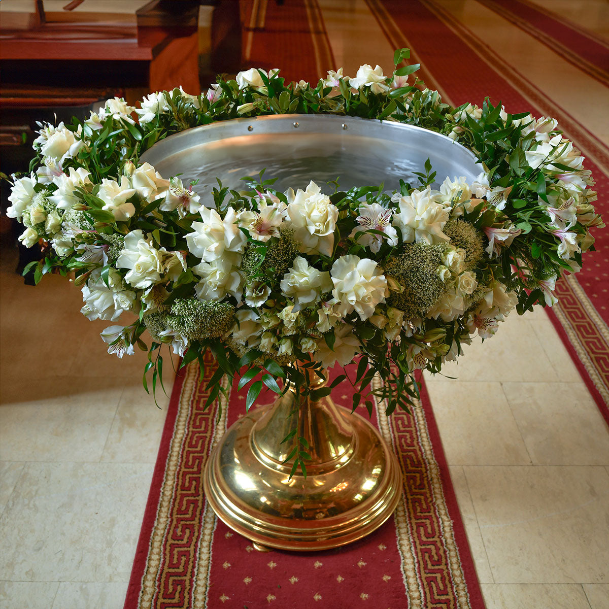 Aranjament cristelnita cu trahelium si trandafiri albi speciali, 1