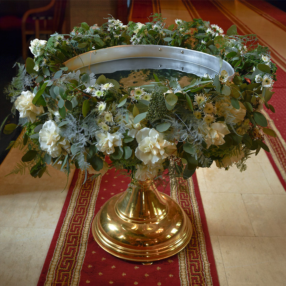 Aranjament cristelnita cu trandafiri speciali albi si crizantema santini, 1