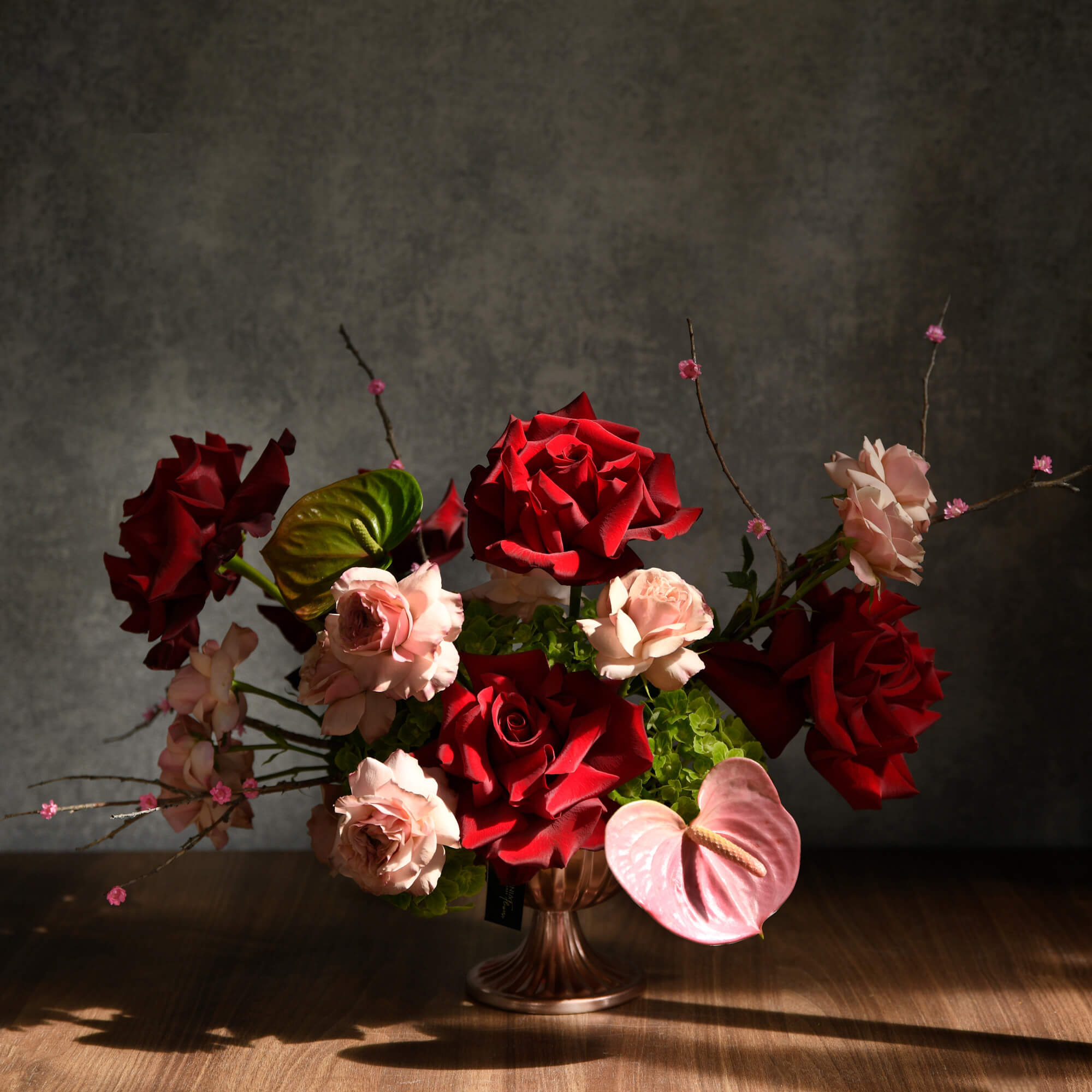Aranjament floral cu trandafiri si anthurium, 1