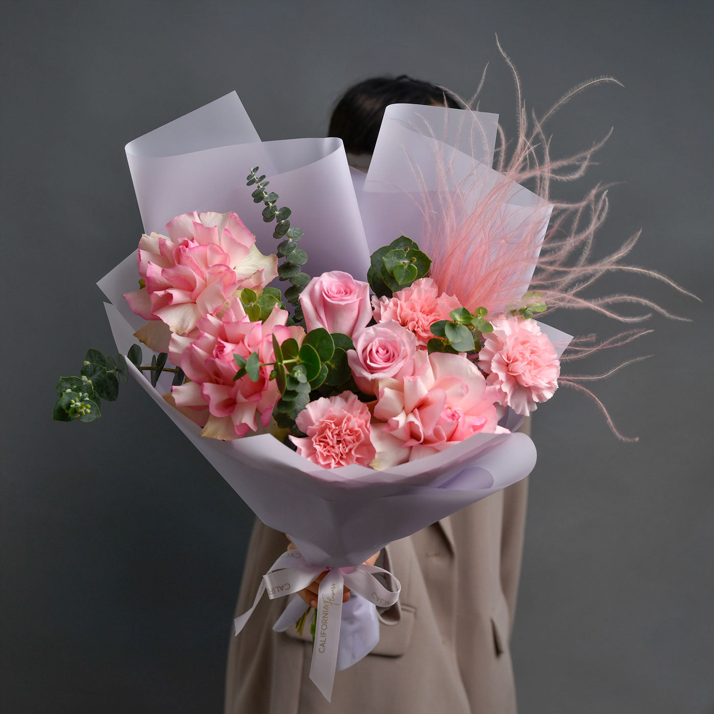 Buchet trandafiri roz, dianthus si eucalipt