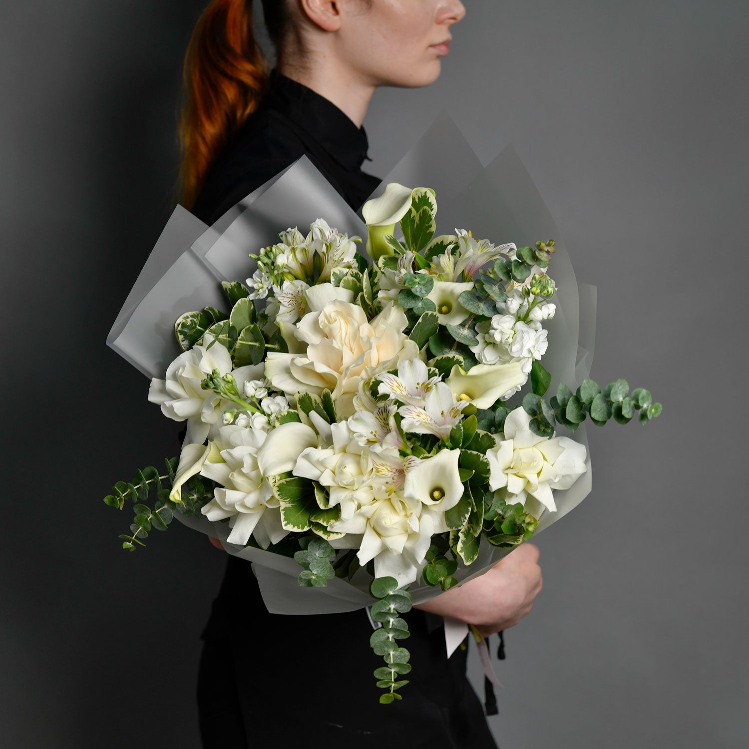 Bouquet of white roses, matthiola and calla