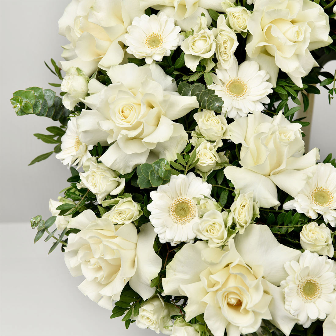 Coroana funerara rotunda cu trandafiri albi speciali si gerbera alba, 2