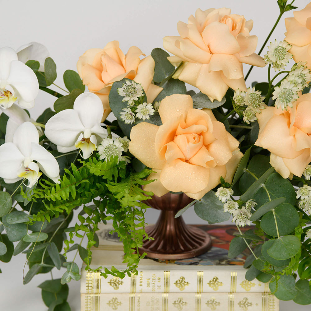 Aranjament floral cu trandafiri speciali si phalaenopsis, 2
