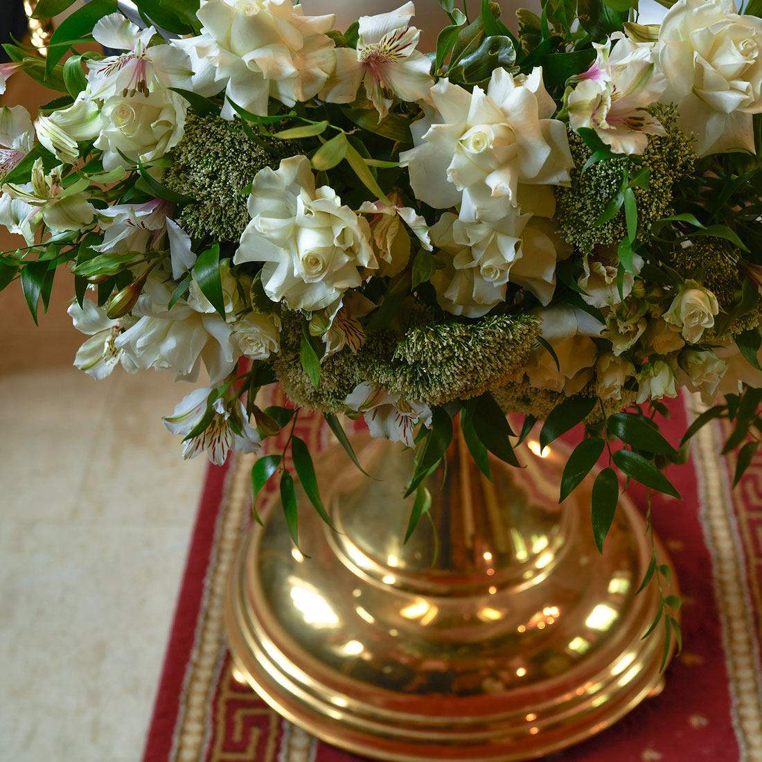Aranjament cristelnita cu trahelium si trandafiri albi speciali, 2