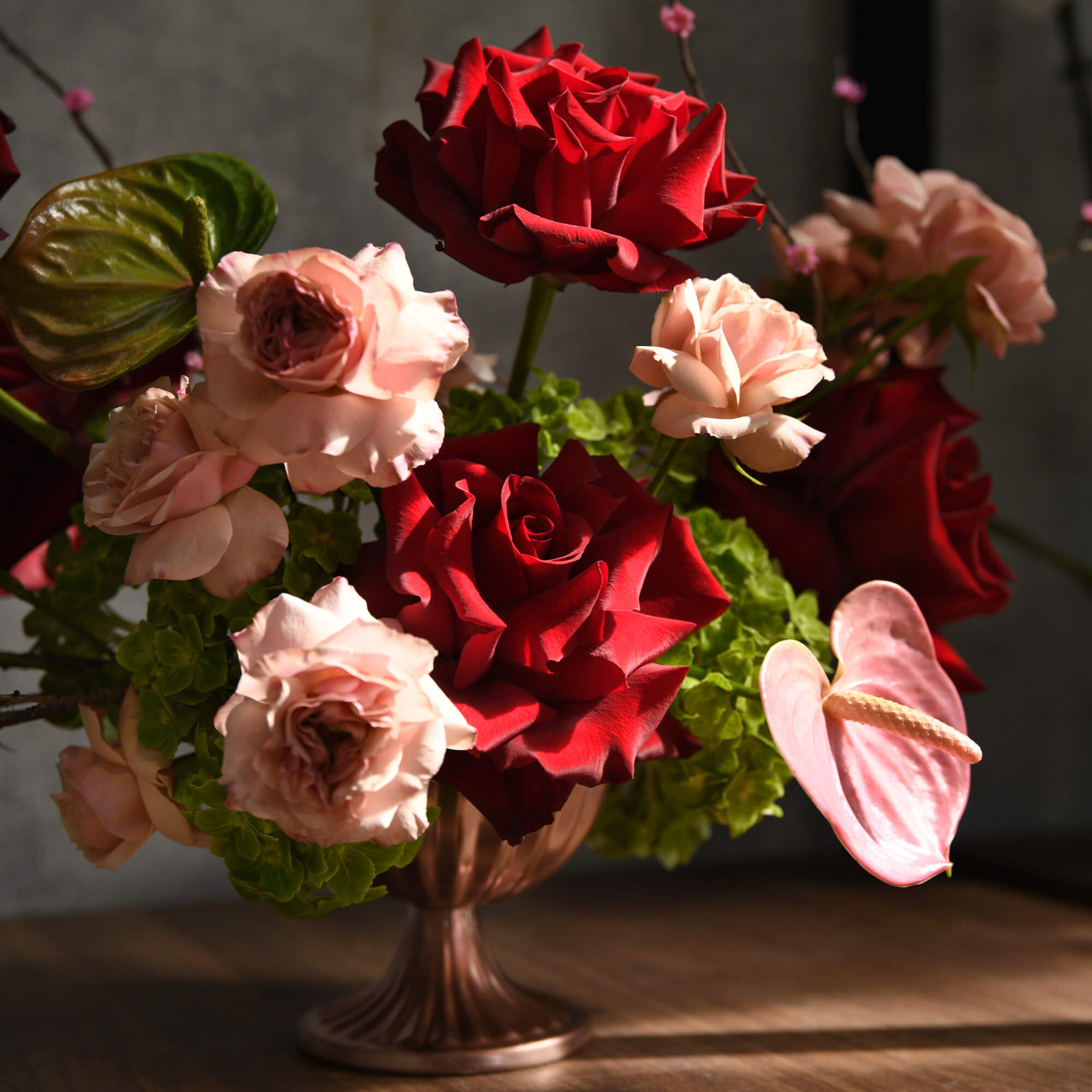 Aranjament floral cu trandafiri si anthurium, 5