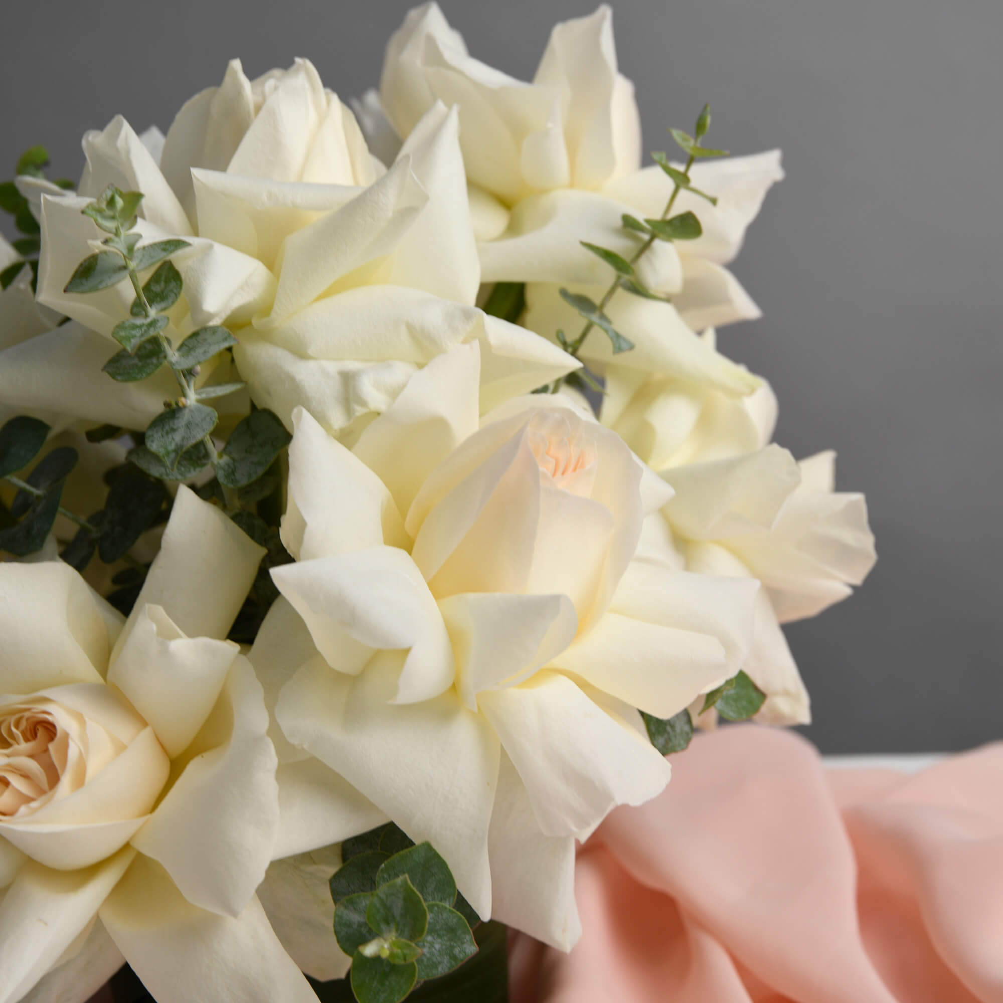 Aranjament de masa cu trandafiri speciali albi si eucalipt, 2