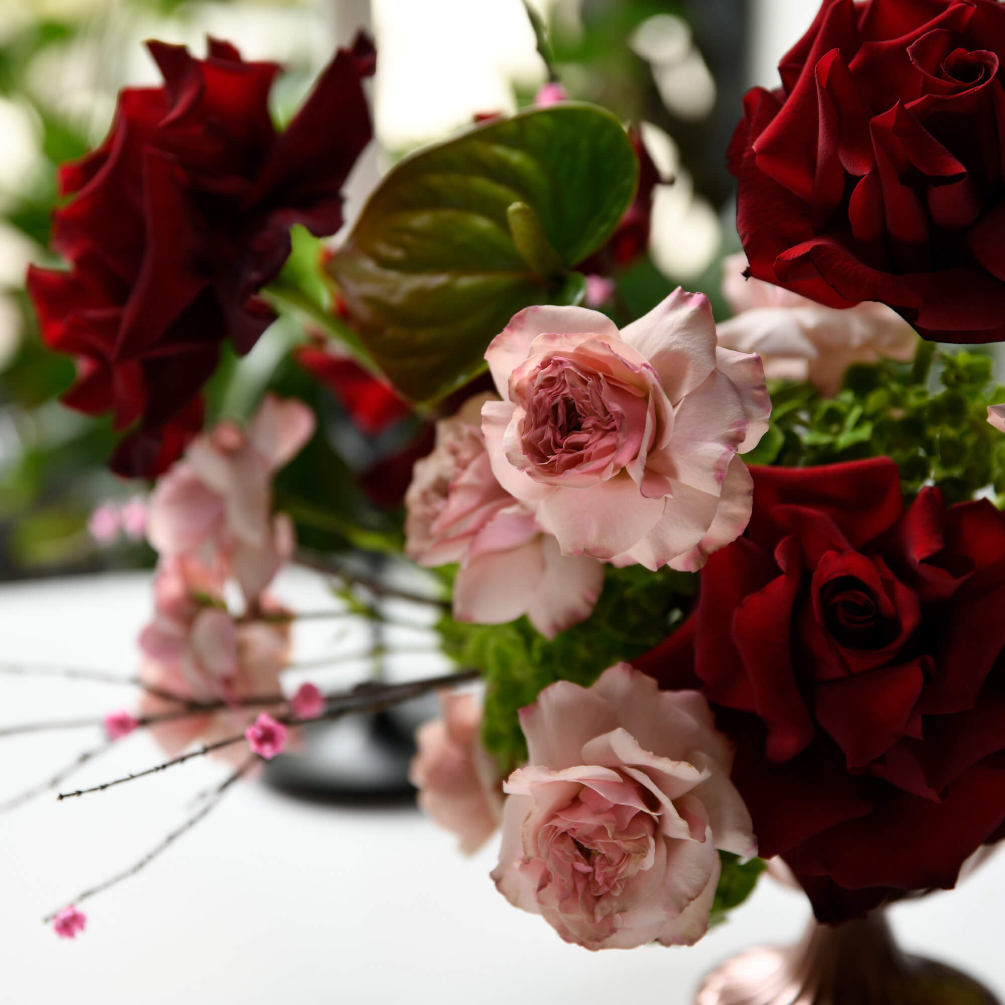 Aranjament floral cu trandafiri si anthurium, 3