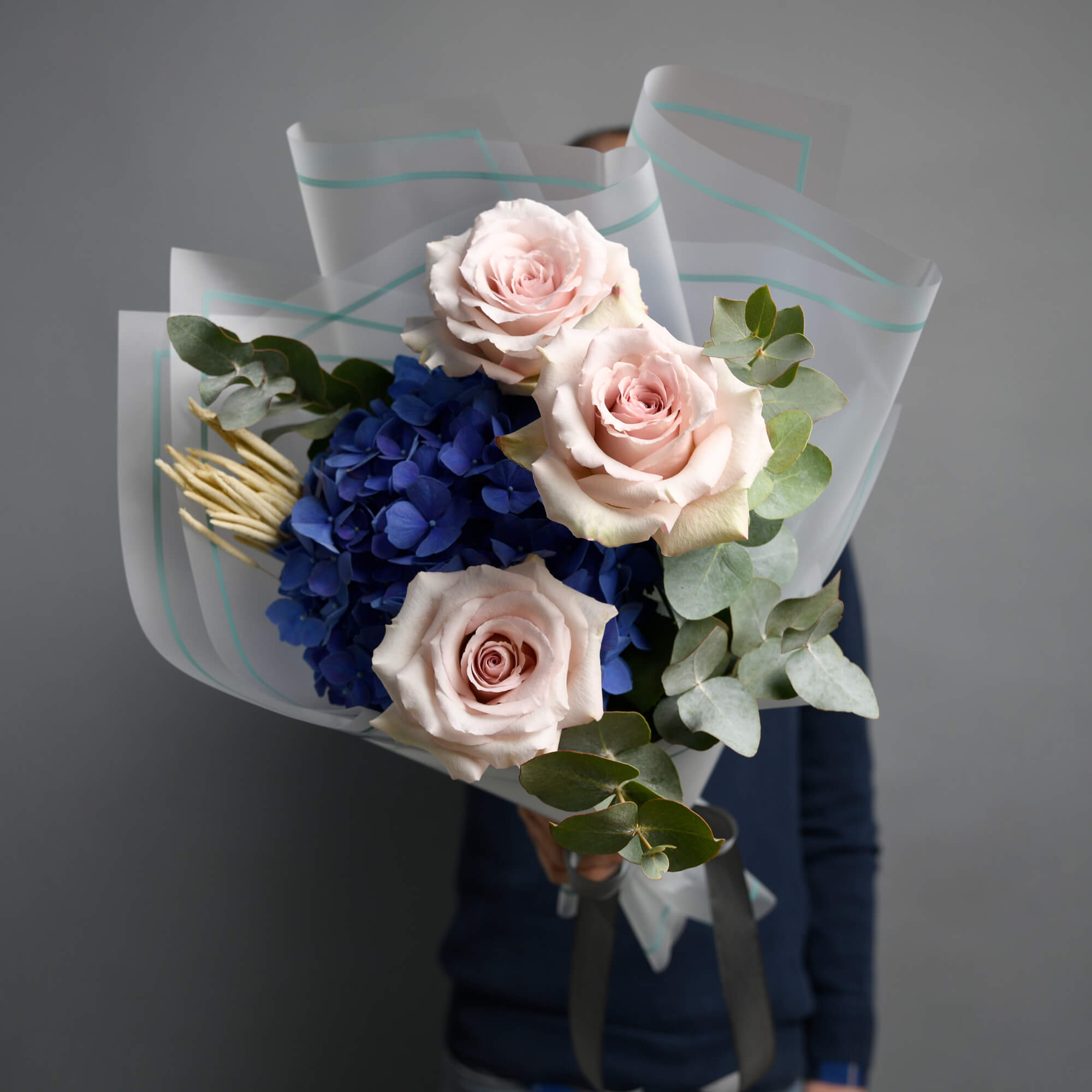 Buchet cu trandafiri si hortensie albastra, 2
