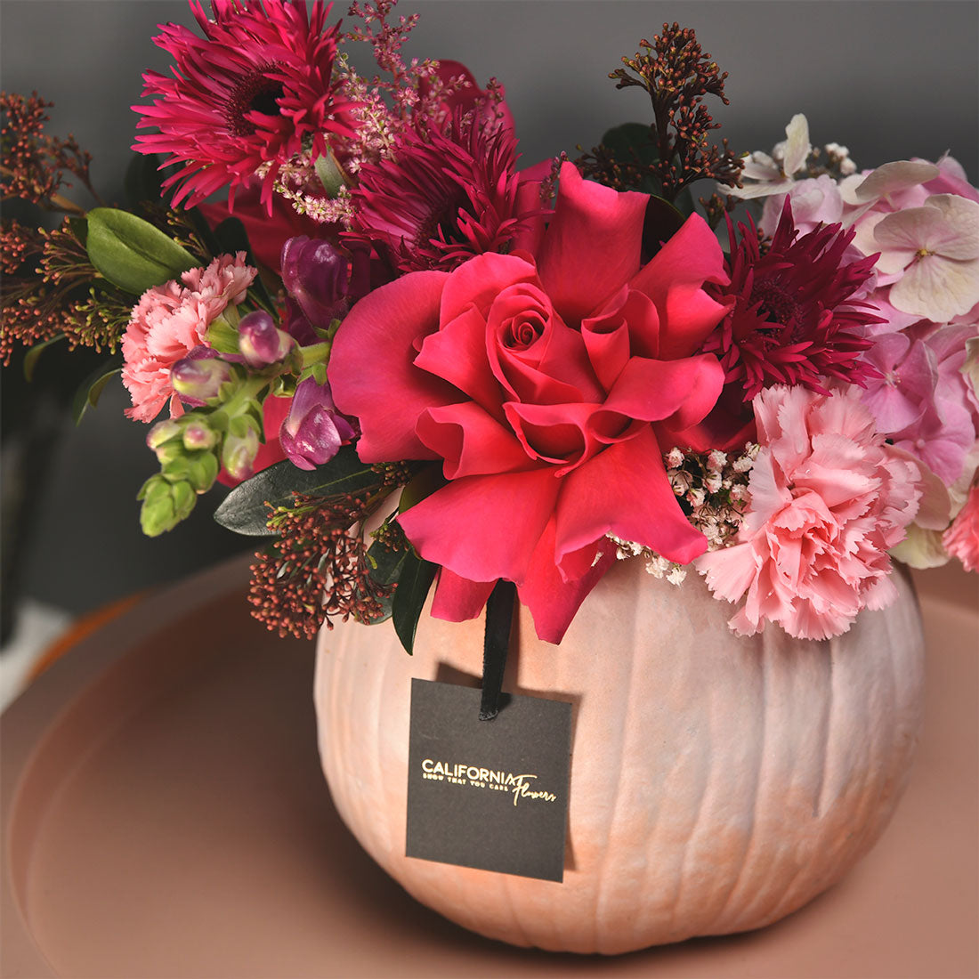 Aranjament floral in dovleac cu trandafir special pink, hortensie si garoafe, 4, Californiaflowers.ro