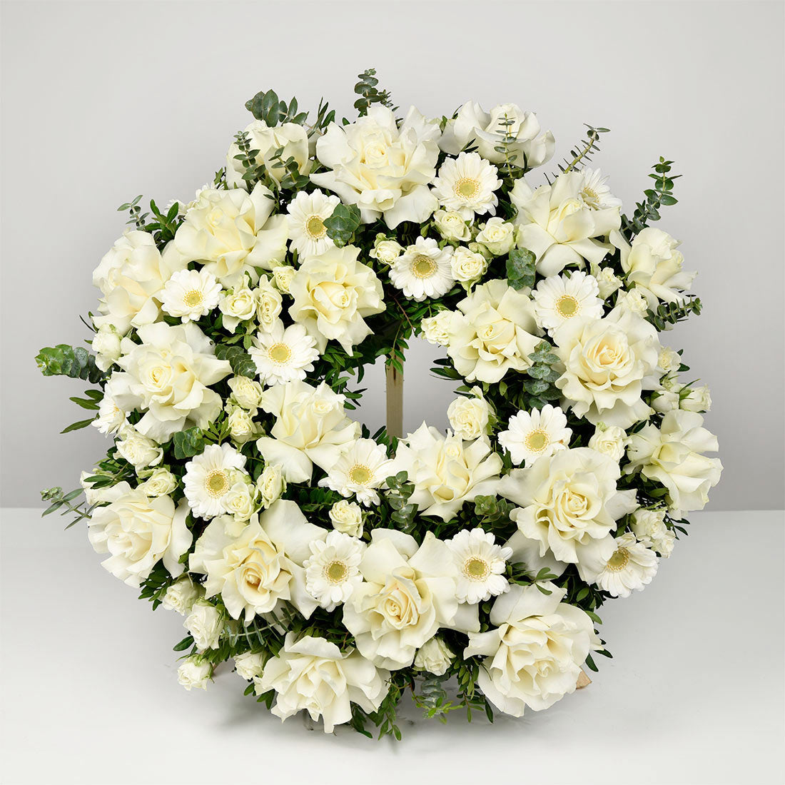 Coroana funerara rotunda cu trandafiri albi speciali si gerbera alba, 1