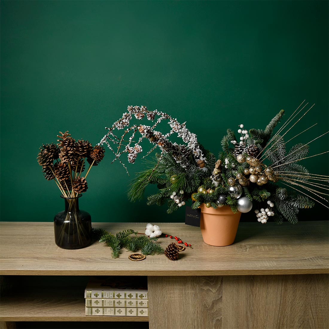 Golden and silver arrangement with Christmas tree and decorations, 3, Californiaflowers.ro