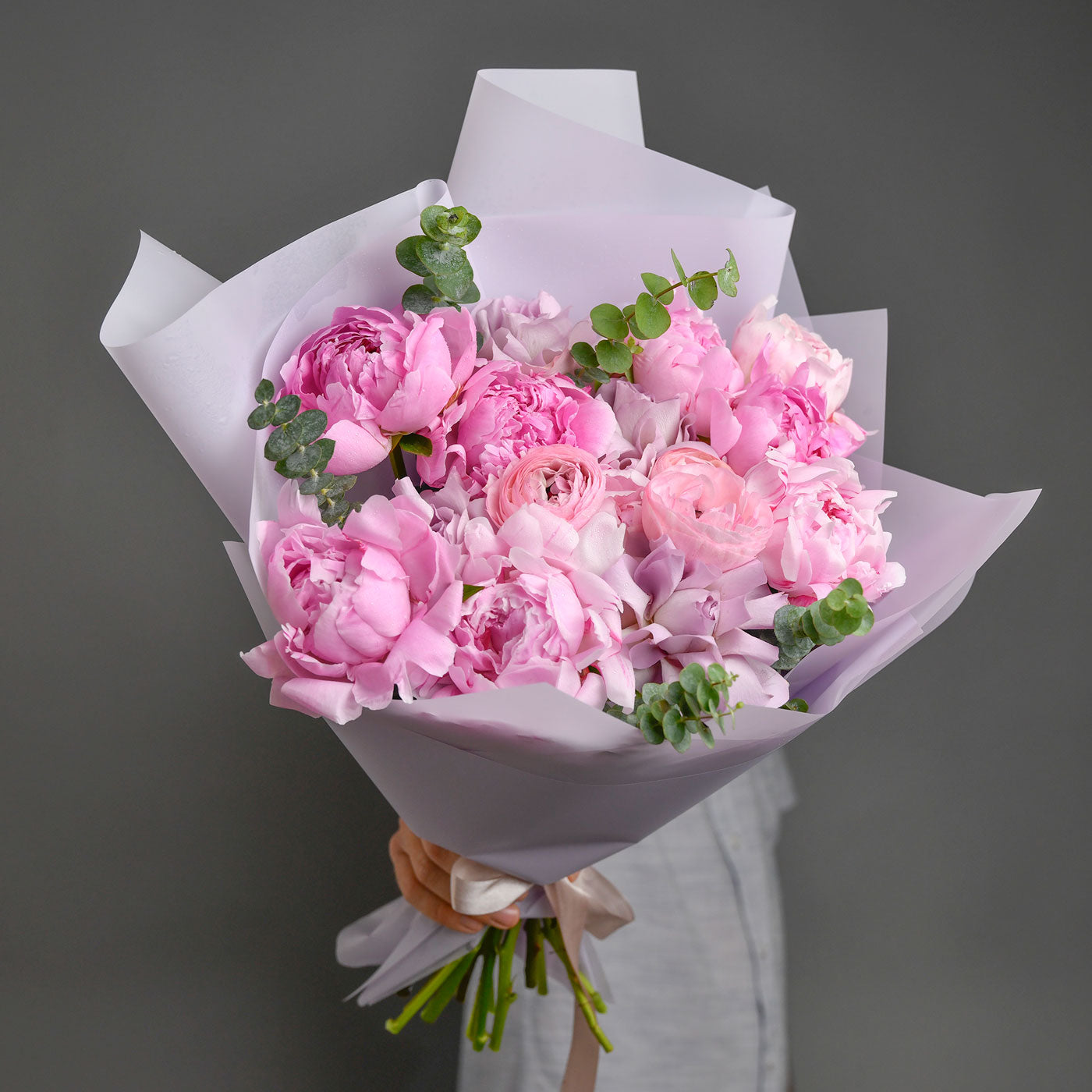 Buchet bujori naturali roz, trandafiri si ranunculus roz, 2
