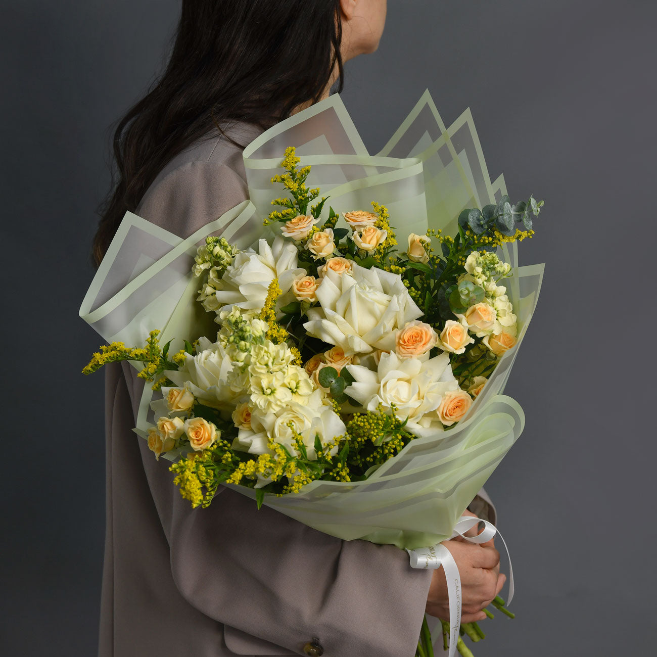 Buchet trandafiri speciali albi, solidago si tros, 2