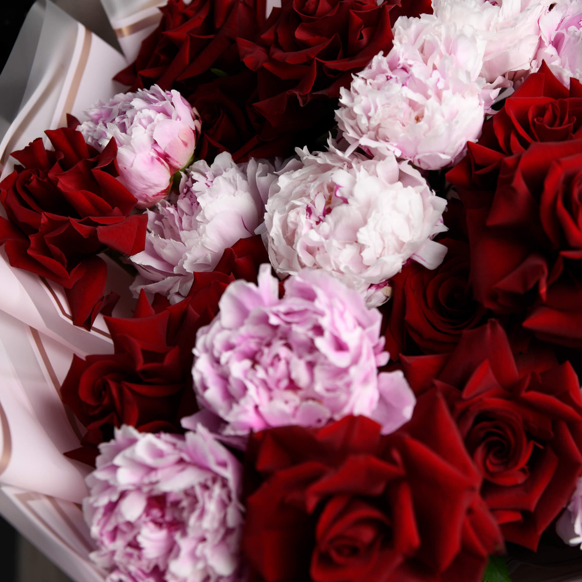 Buchet cu bujori si trandafiri speciali rosii