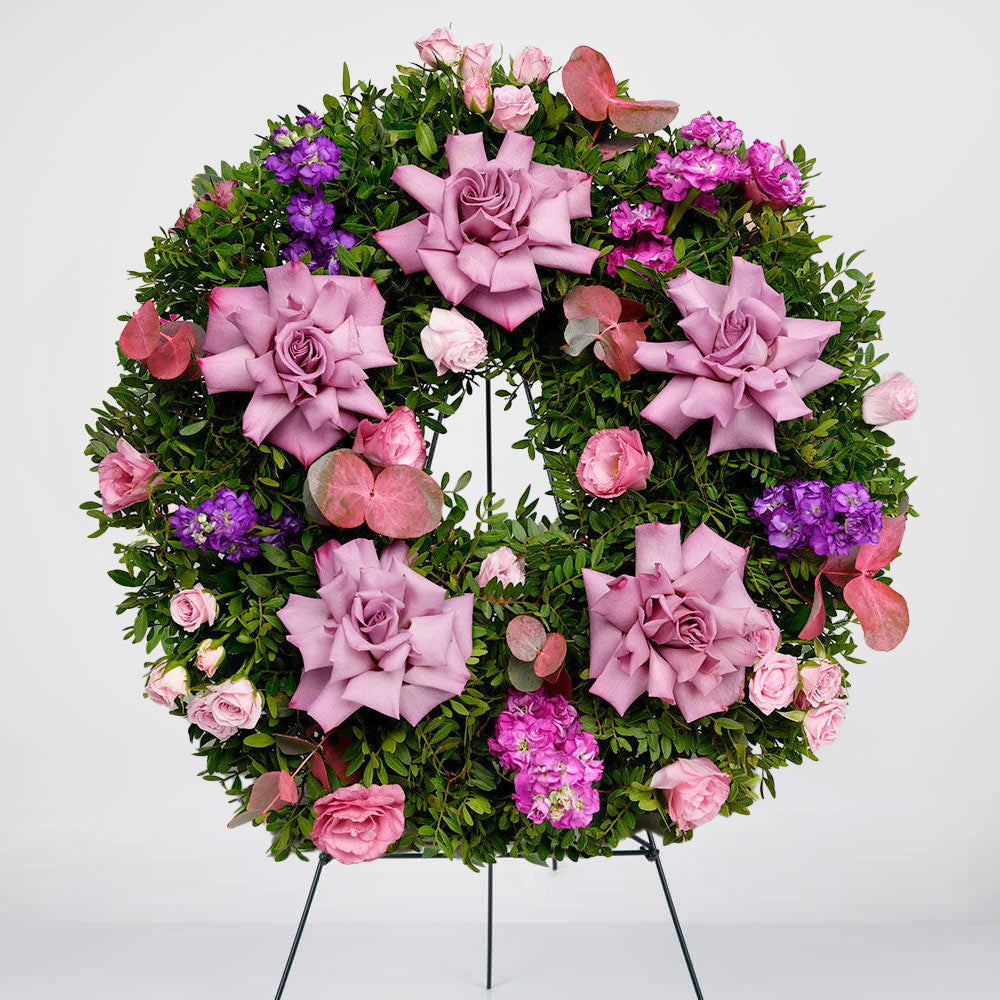 Coroana funerara rotunda cu trandafiri mov speciali si lisianthus mov