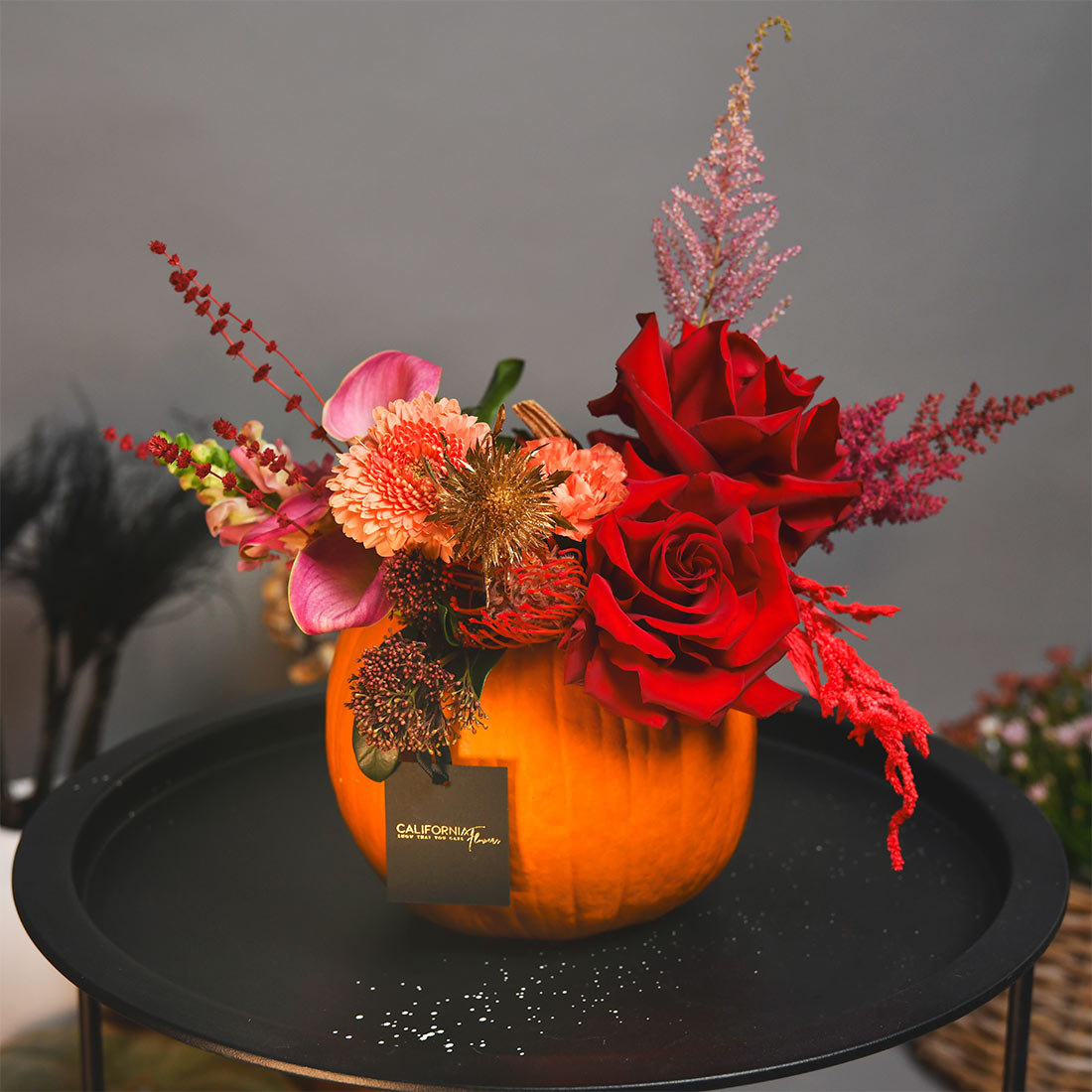 Aranjament floral in dovleac cu trandafir special rosu, antirrhinum, gerbera si astillbe, 5, Californiaflowers.ro
