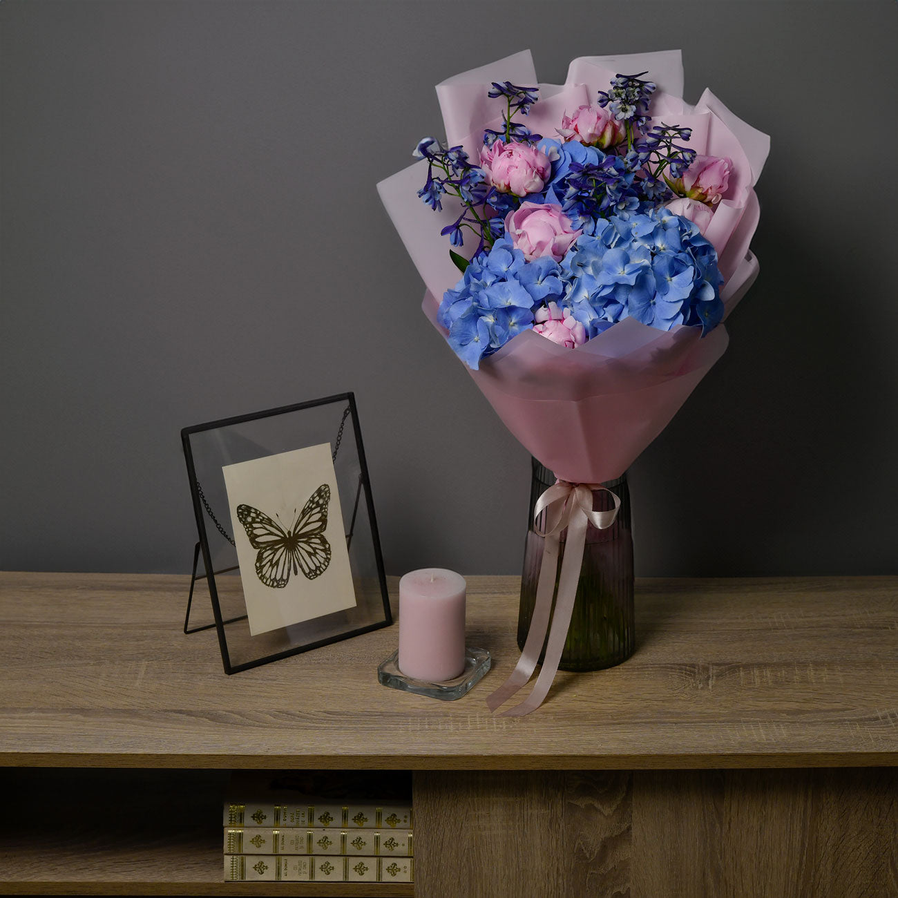 Buchet bujori roz, hortensie si delphinium albastru, 1