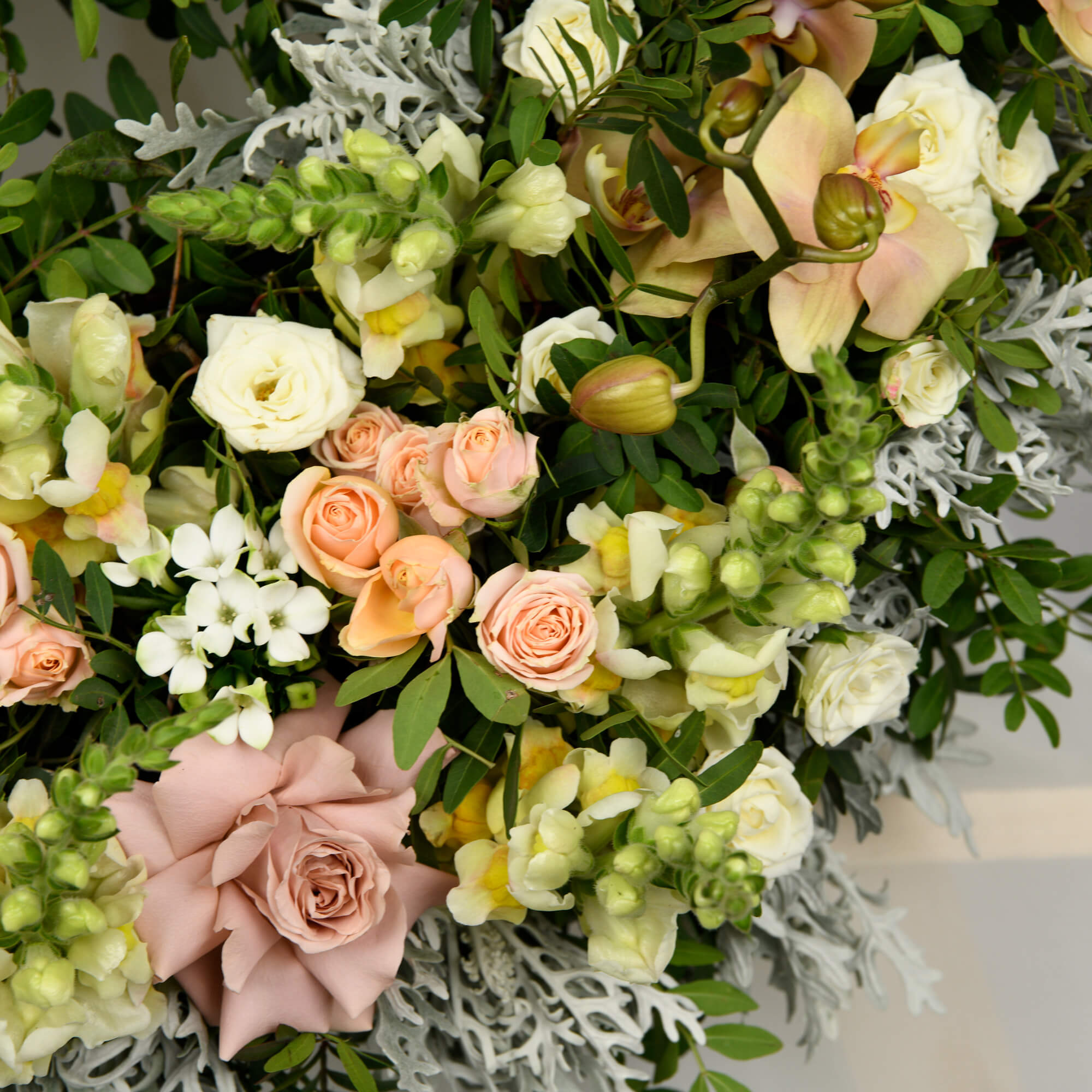 Coroana funerara cu trandafiri somon si phalaenopsis