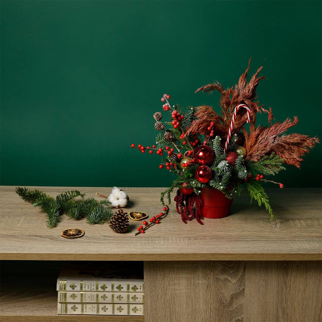 Arrangement with red globes and pampas, 3, Californiaflowers.ro