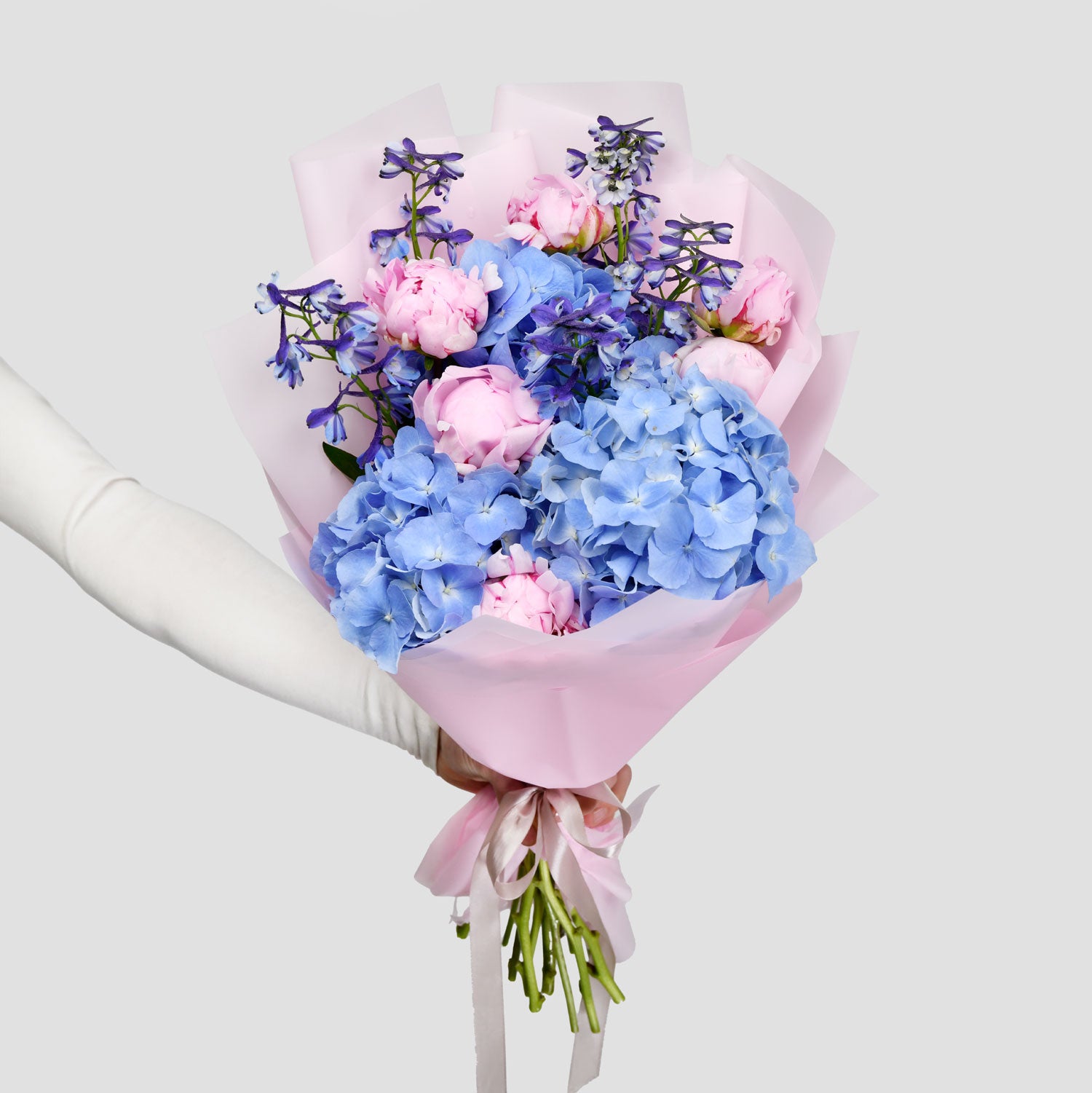 Buchet bujori roz, hortensie si delphinium albastru, 2